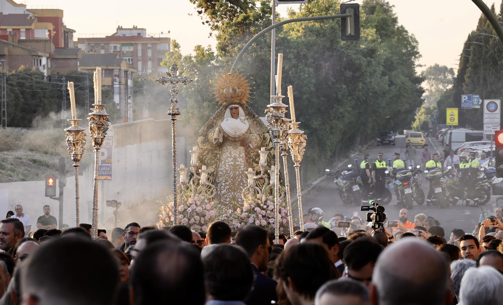Regreso de la Esperanza de Triana a su paso por el Hospital Infantil del Virgen del Rocío