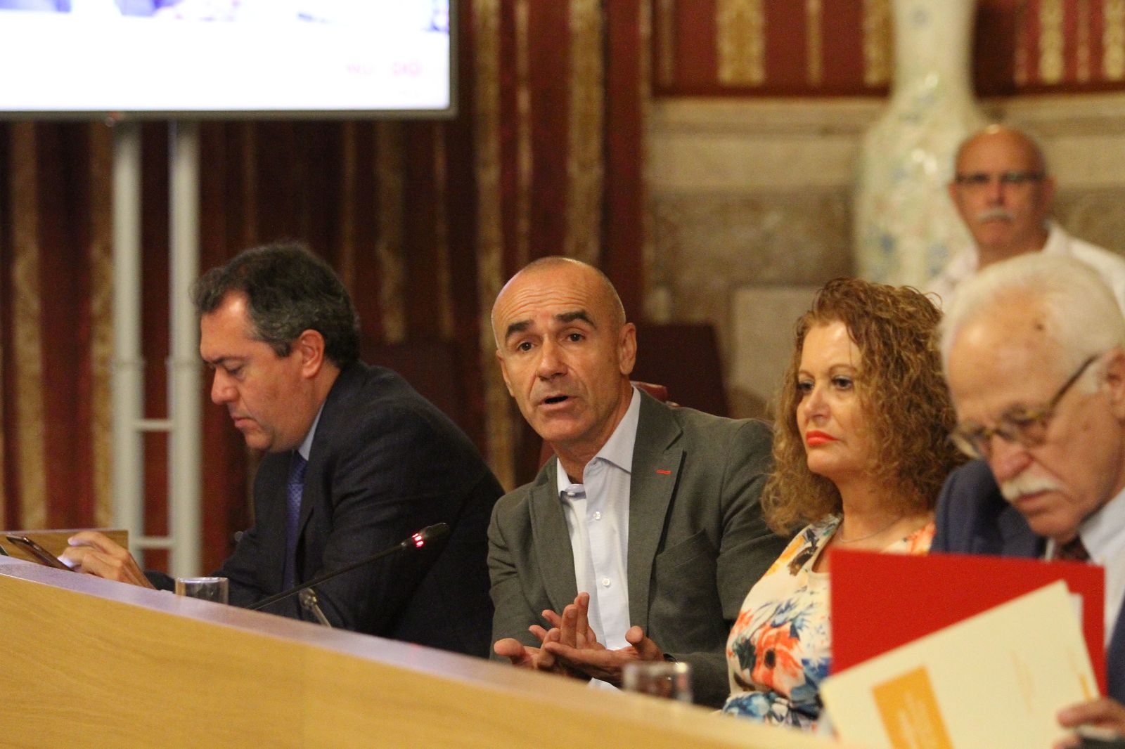 Muñoz, flanqueado por Espadas y Castaño durante la sesión plenaria.