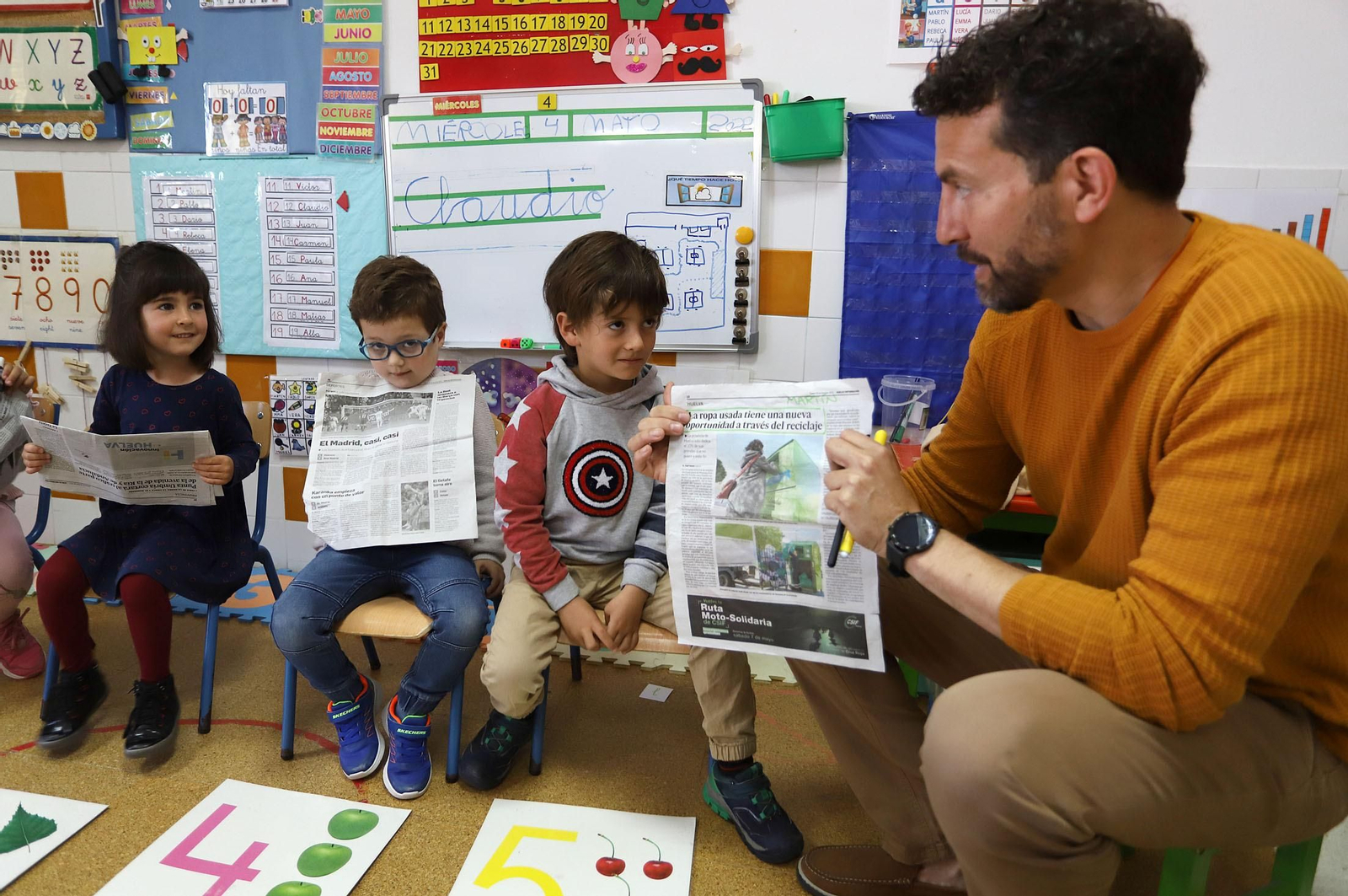 Imágenes de los alumnos de infantil de El Puntal haciendo de periodistas