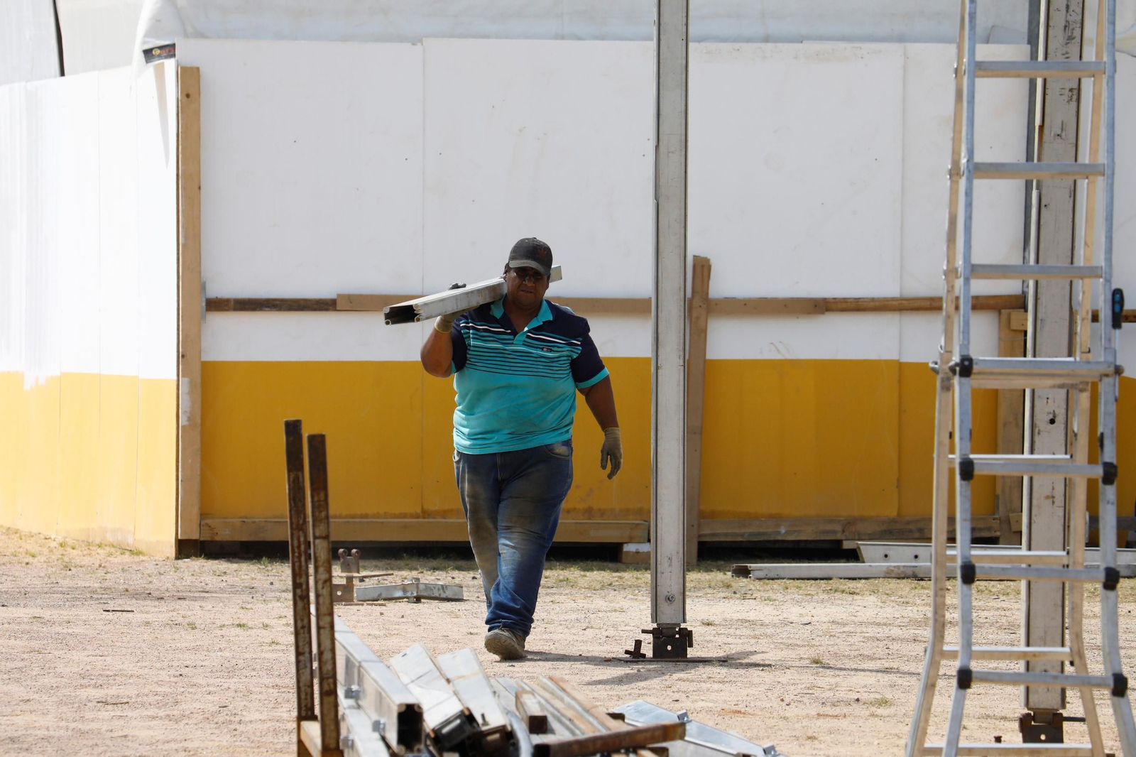 Los preparativos de las casetas de la Feria de Córdoba, en imágenes