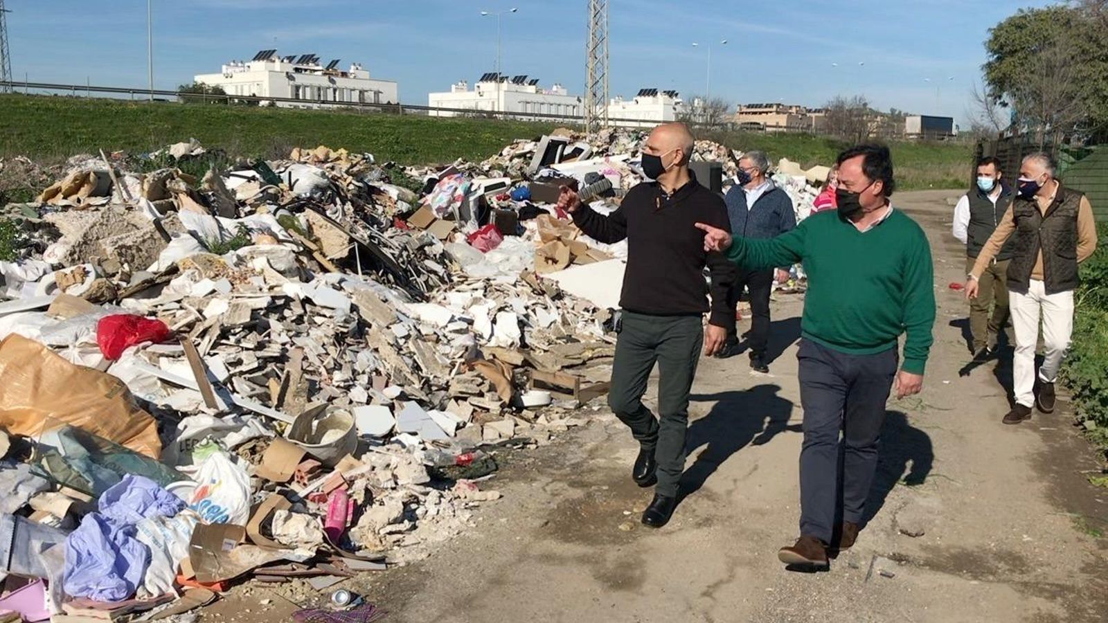 Representantes de Vox y otros vecinos visitando el punto limpio.
