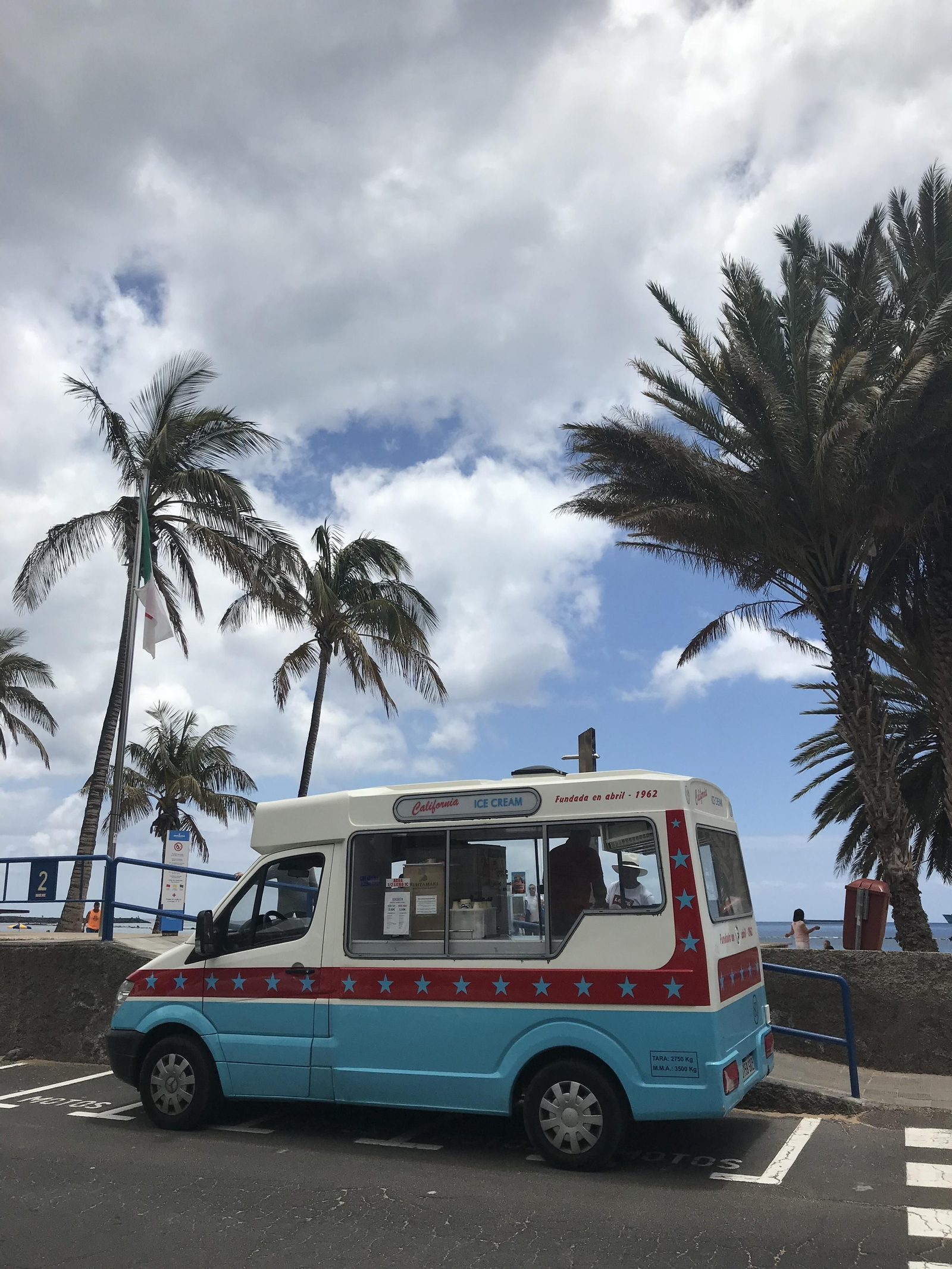 31. Un camión de los helados en la Playa de Las Teresitas.