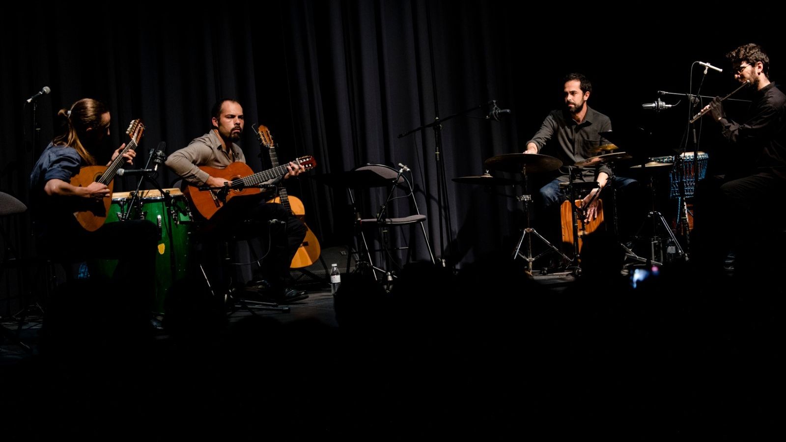 Los músicos y el público compartieron el espacio del escenario, generando una gran cercanía.