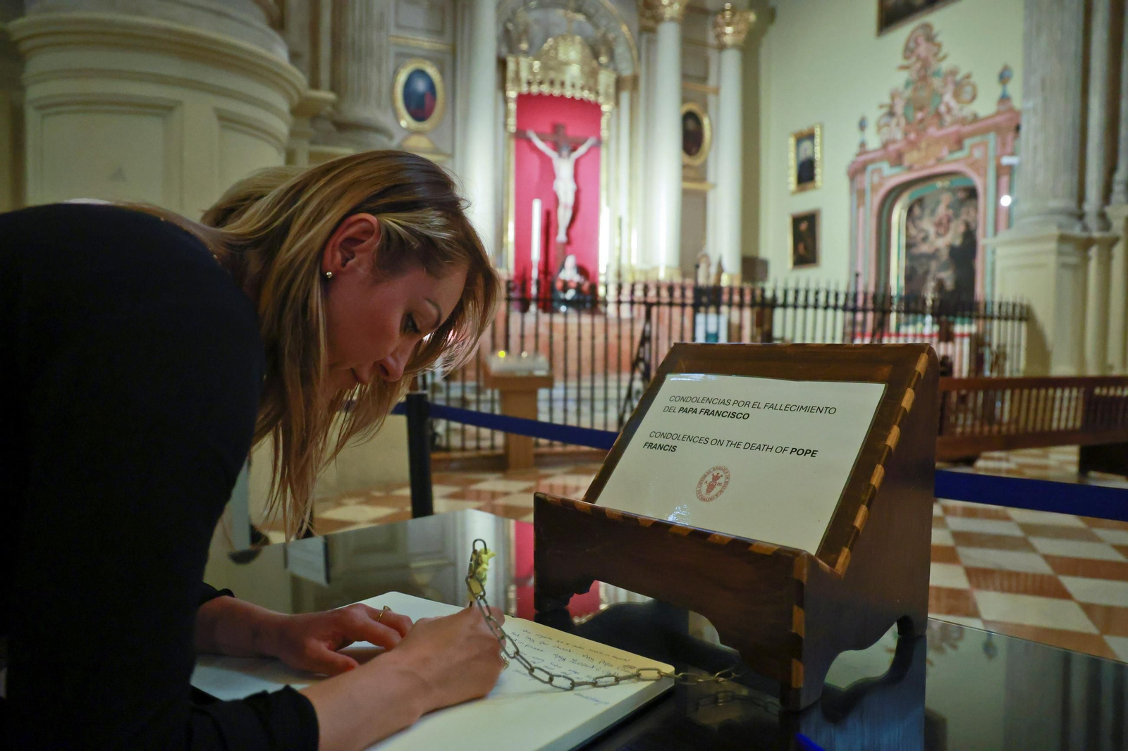 Una mujer firma en el libro de condolencias habilitado en la Catedral por la muerte del Papa Francisco. Una mujer firma en el libro de condolencias habilitado en la Catedral por la muerte del Papa Francisco.