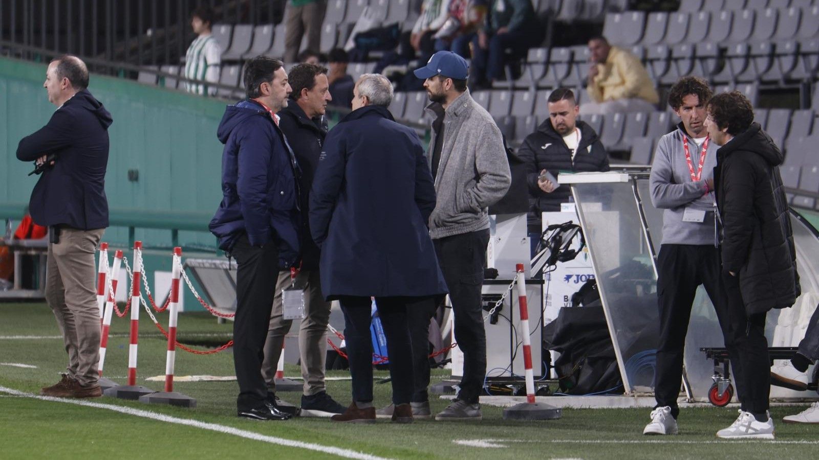 Gerard Piqué, junto a Antonio Fernández Monterrubio y César Sánchez, a pie de campo en El Arcángel.