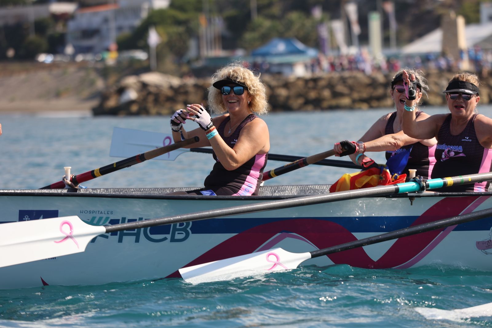 Más de 100 mujeres supervivientes de cáncer participan este sábado en una Regata Nacional en Málaga