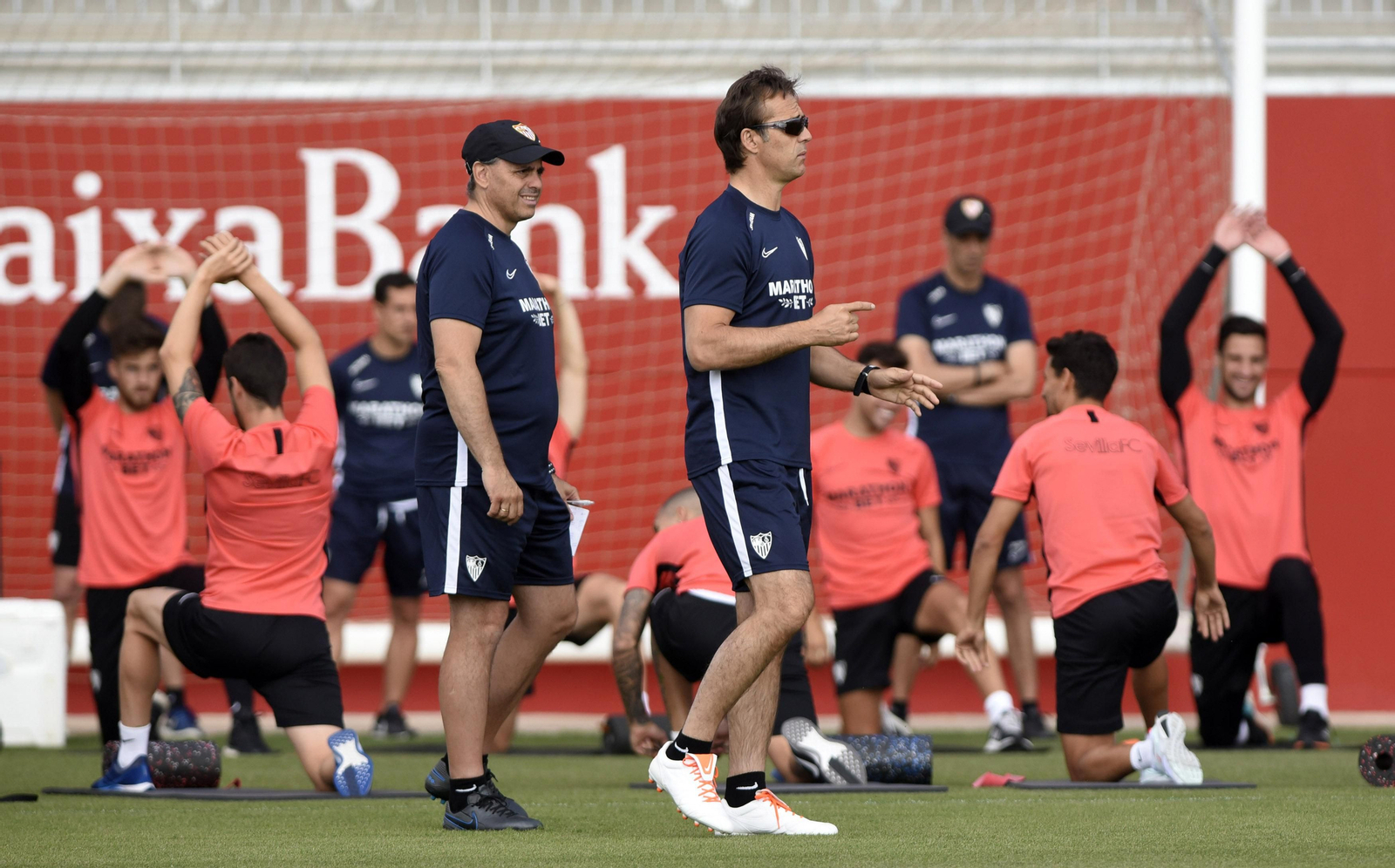 Julen Lopetegui y su ayudante Vicente Peinado, en un entrenamiento.