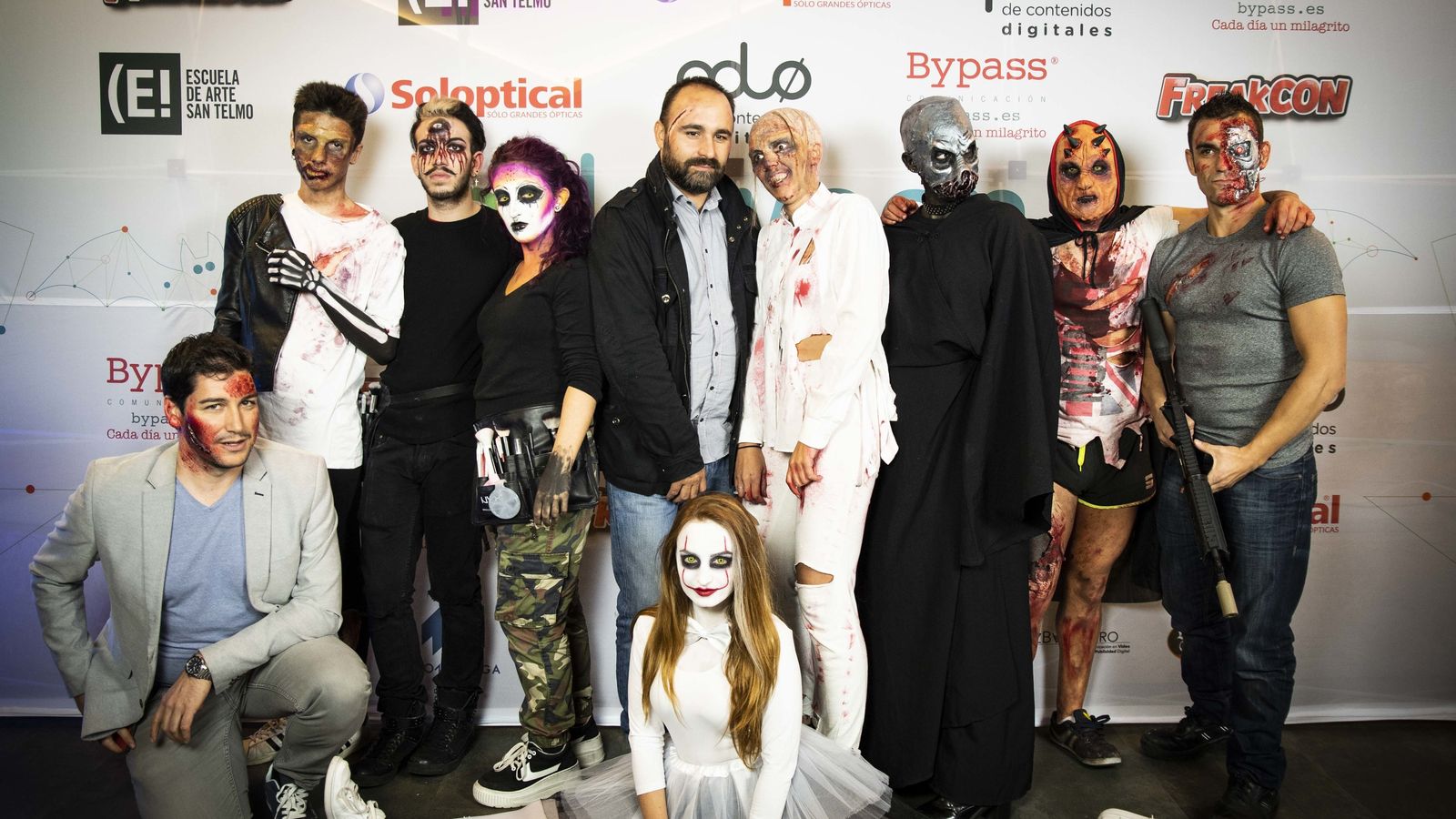 Mari Cortés, en el centro, convertido en 'Mario Corte'.