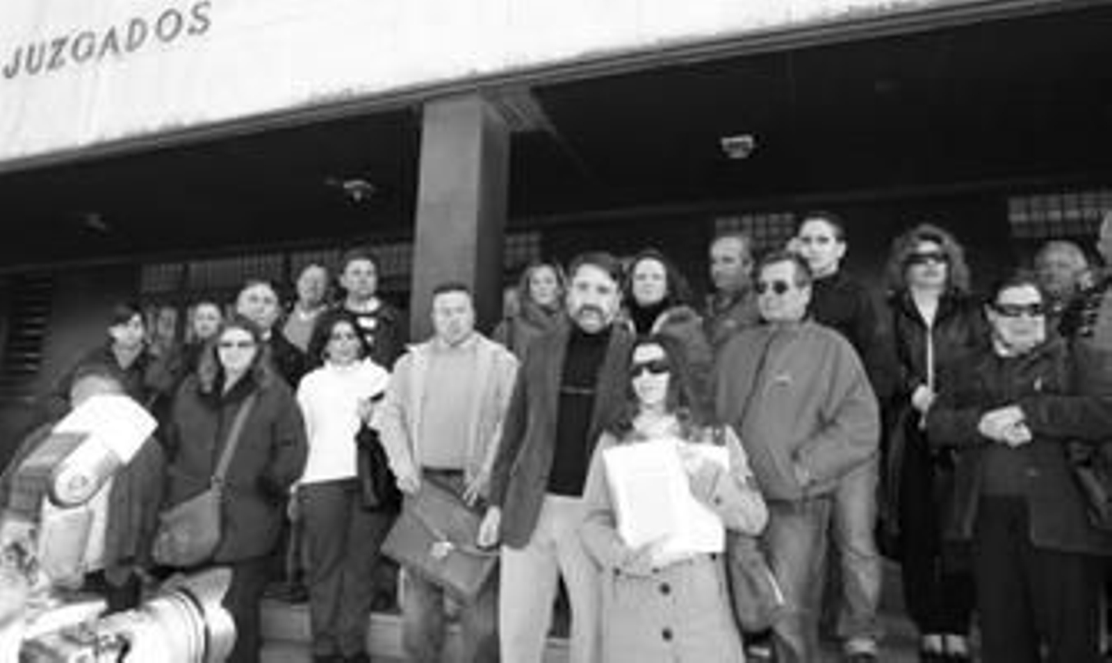 Los afectados, ayer en la puerta de los juzgados de Tomás García Figueras, junto al abogado Pérez Vera.