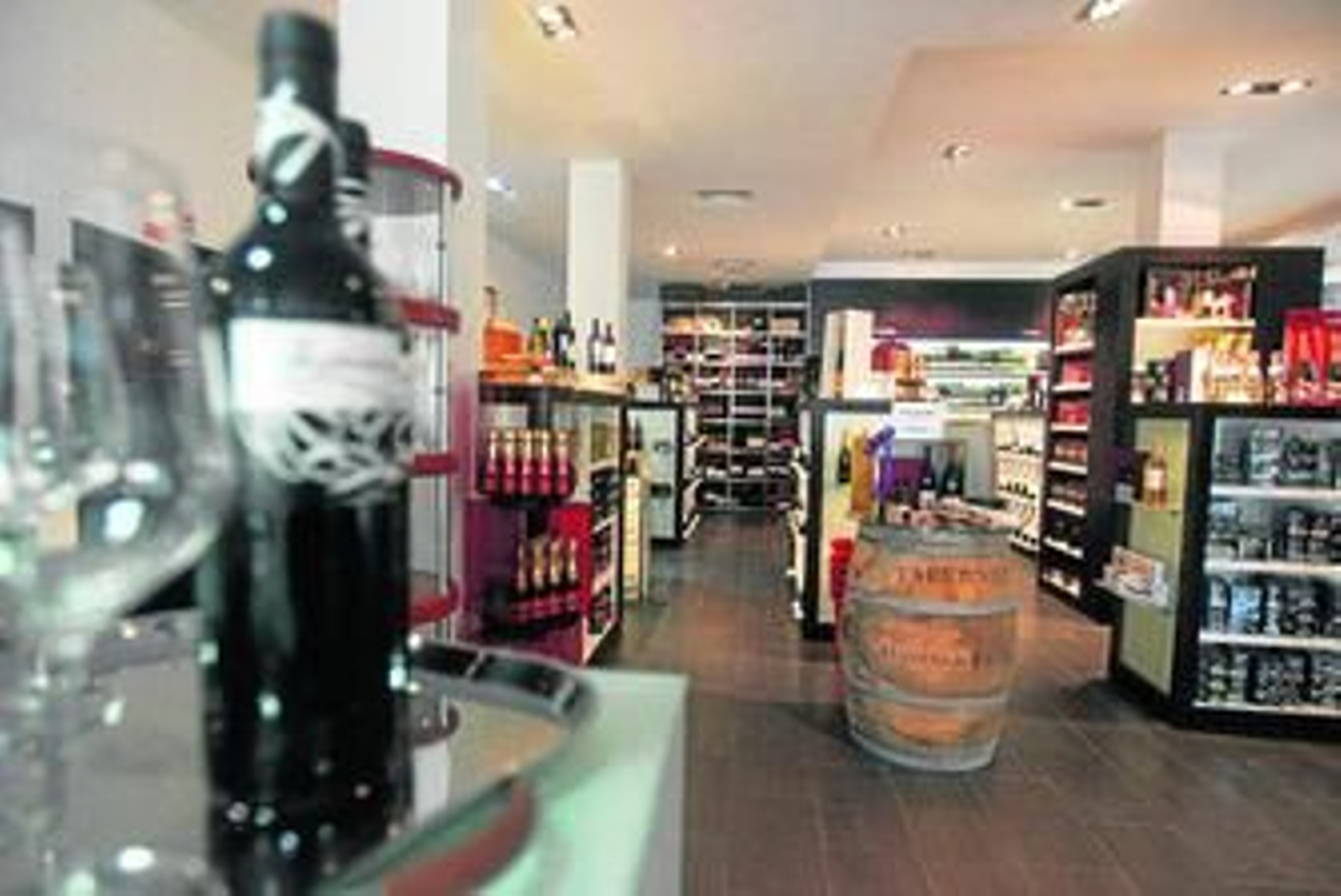 Imagen de las Bodegas Collado, en Pueblo Nuevo de Guadiaro.