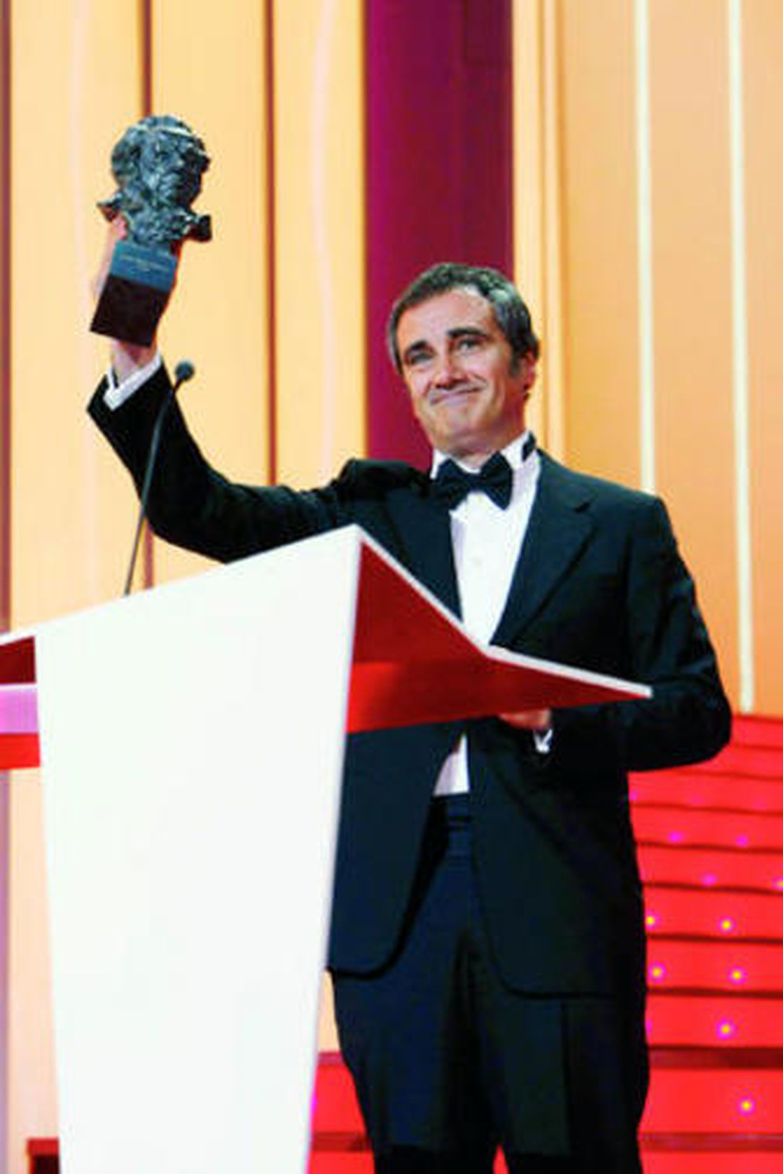 Javier Fesser levanta el Goya al Mejor guión original.