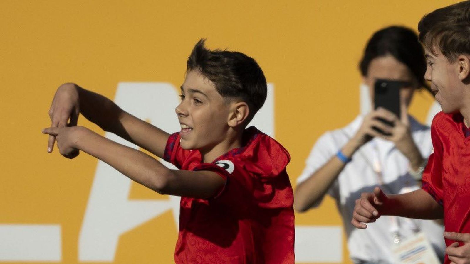 Daniel Begines, jugador del Infantil 'B' del Sevilla y primo de Gavi, celebra su gol ante el PSG.