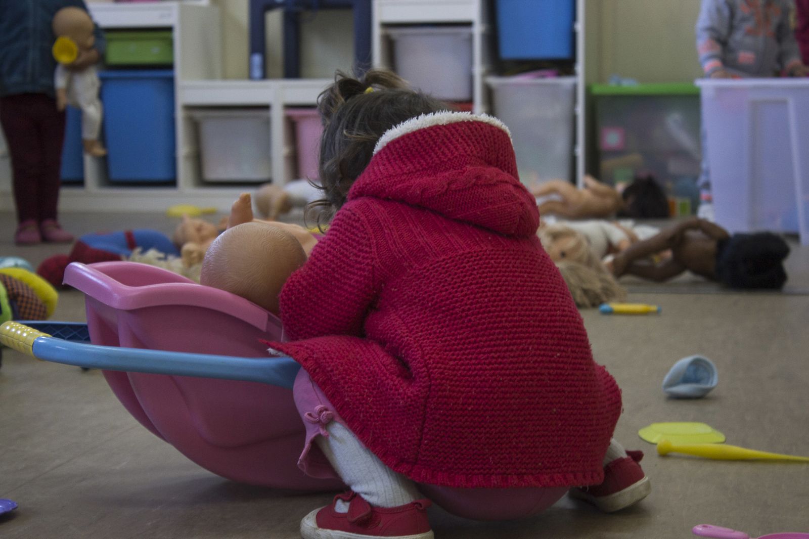 Una nina del Vacie juega con una muñeca en un recurso social de la zona.