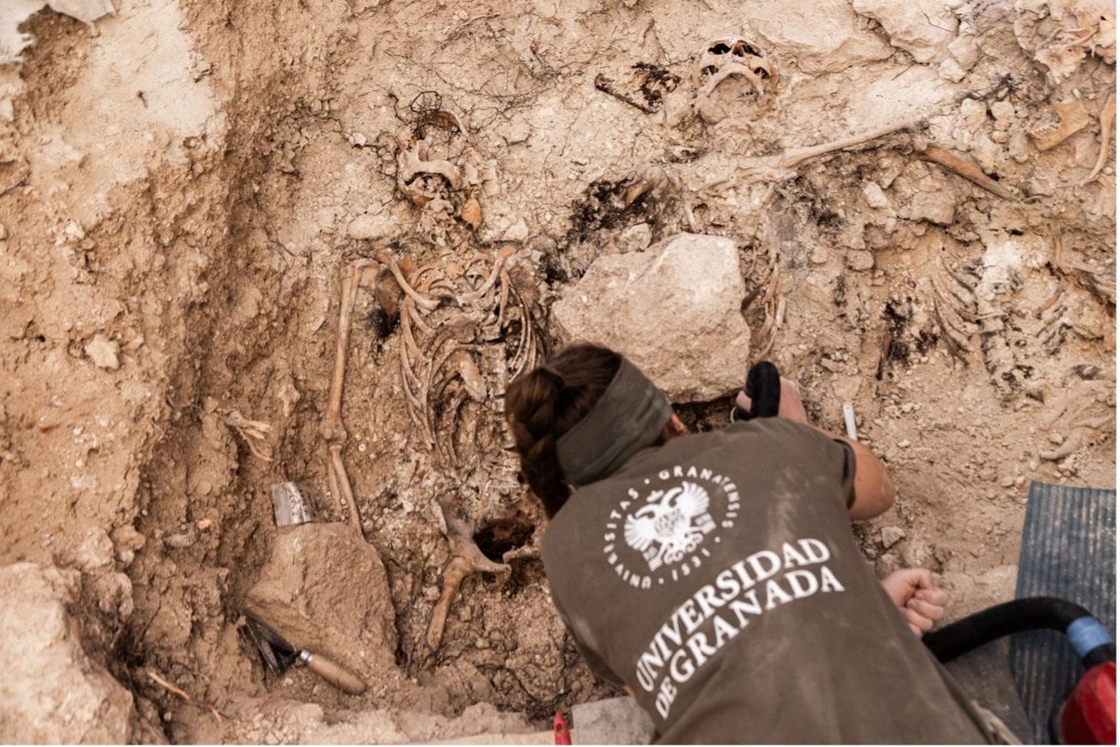 Imagen de archivo de un miembro del equipo de la UGR trabajando en una fosa.