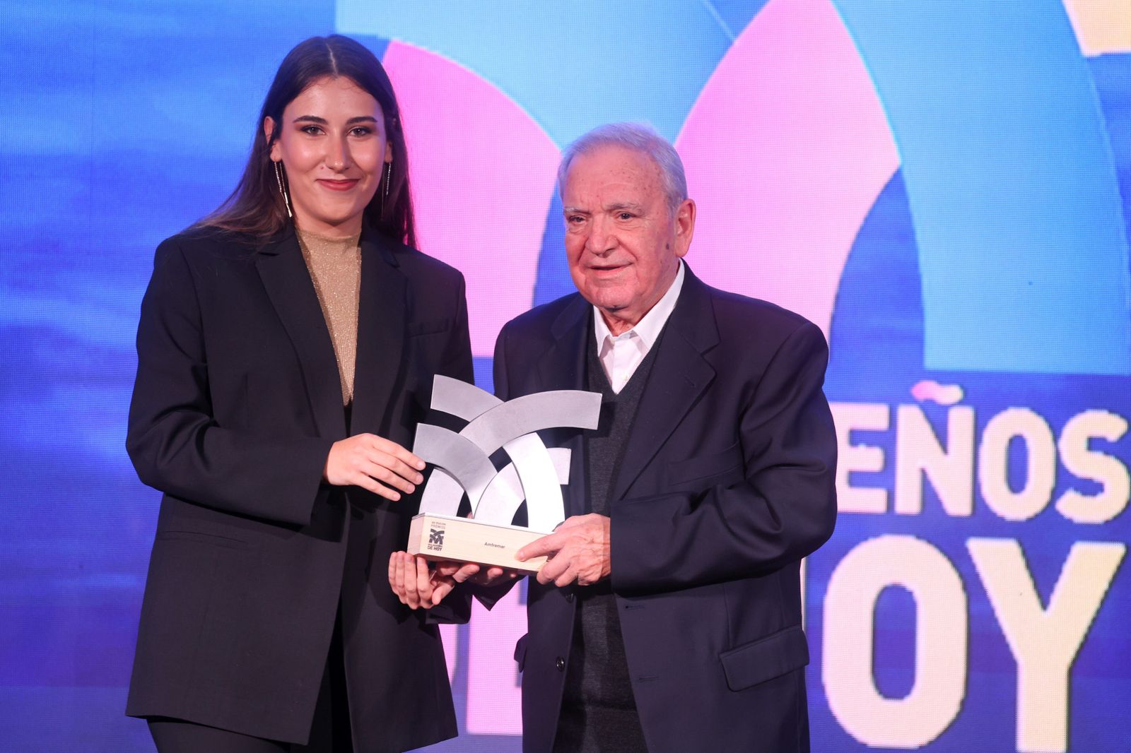 María José Díaz, periodista de 'Málaga Hoy' entrega el galardón a Fernando Gutiérrez, presidente de Amfremar.