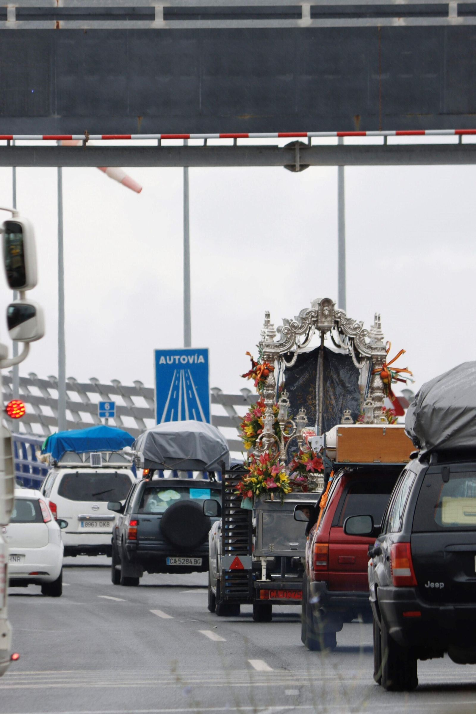 La salida de la hermandad del Rocío de Cádiz, en imágenes