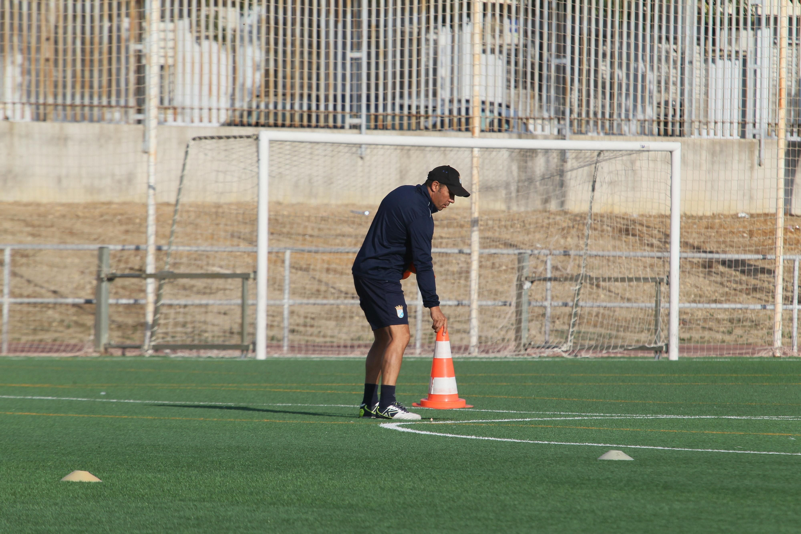 Juan Carlos, colocando un cono en un entrenamiento en La Granja.
