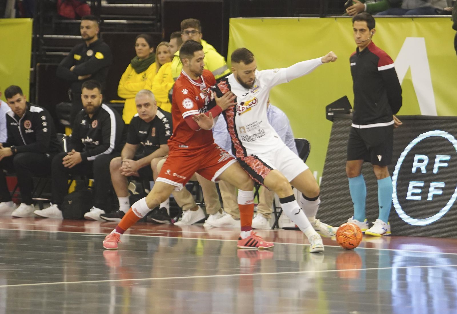 Una acción del partido entre Cartagena y Murcia de este viernes