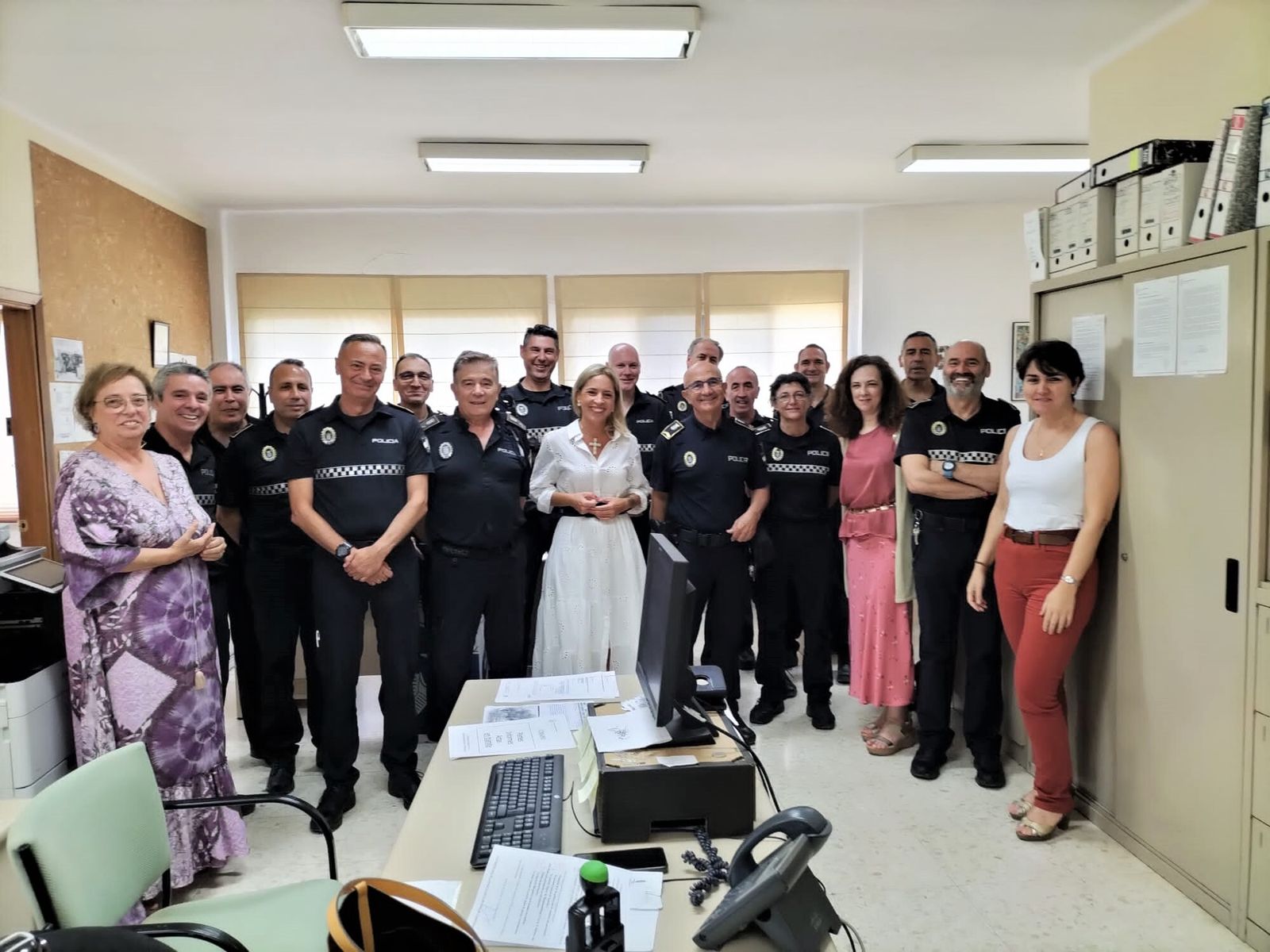 Almudena Martínez con Policía Local y Protección Civil.