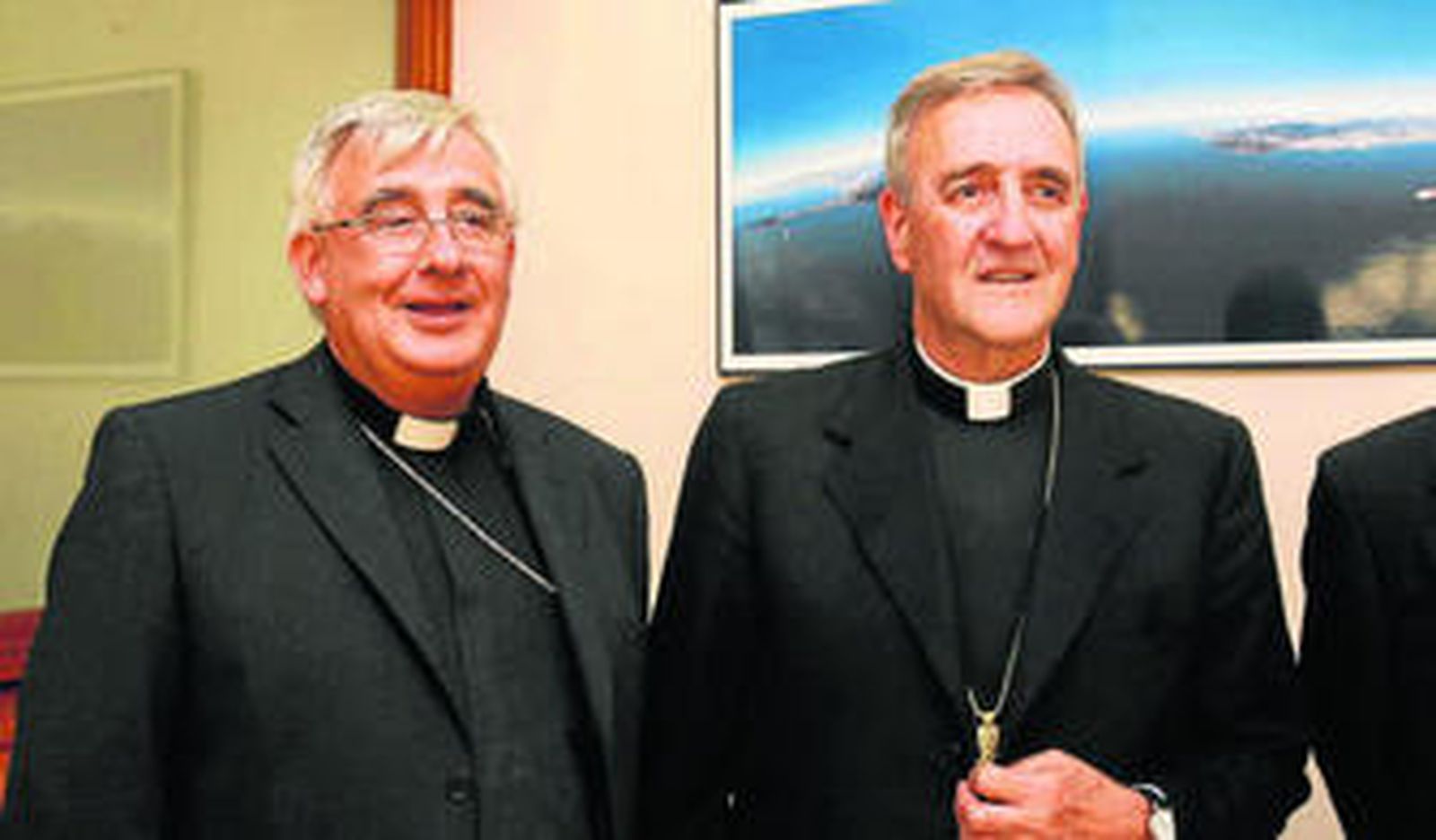 El obispo Ralph Heskett y el arzobispo Mennini, a la derecha, ayer en Gibraltar.
