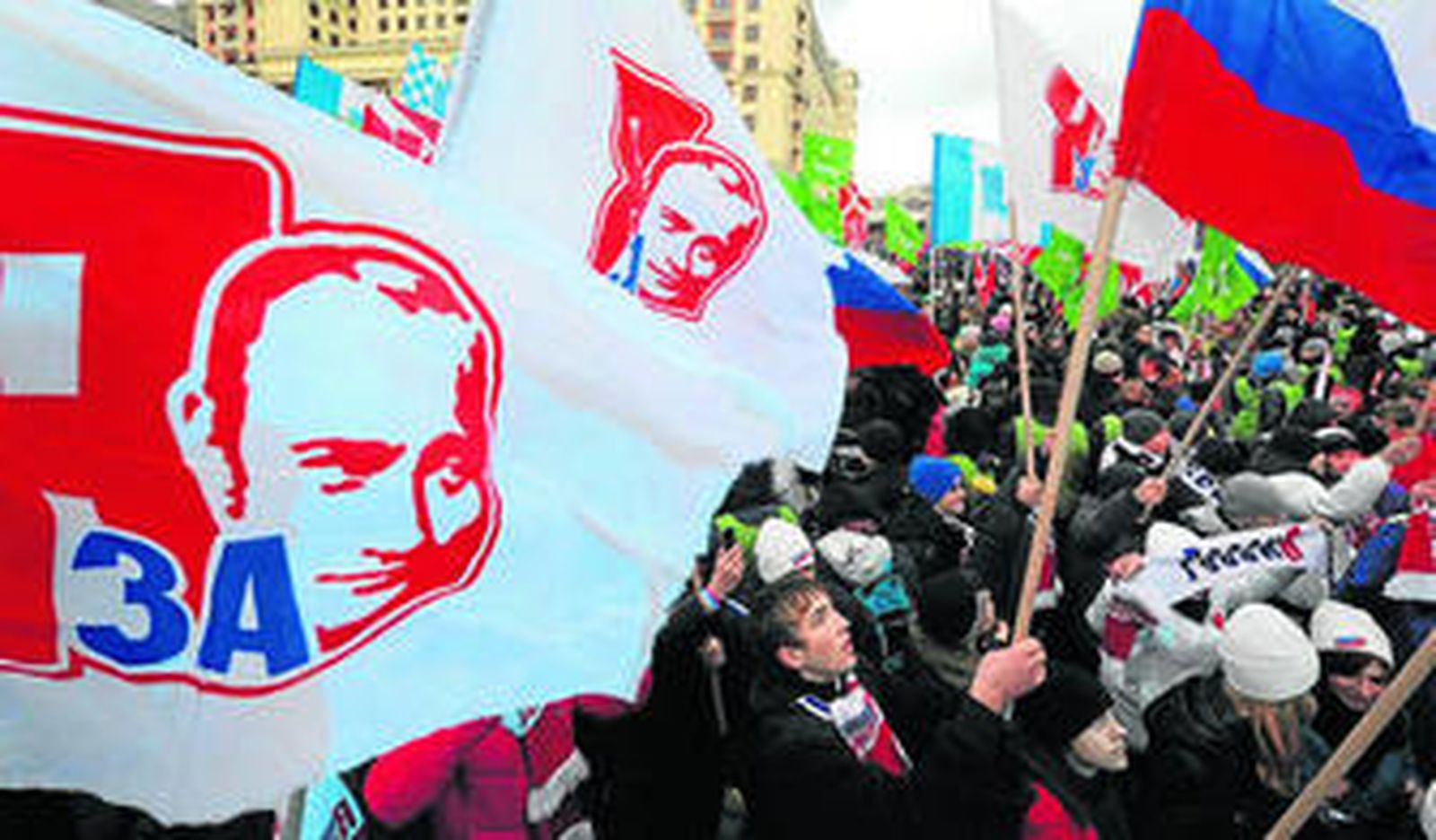 Seguidores de Putin participan en una concentración de apoyo en el centro de Moscú.