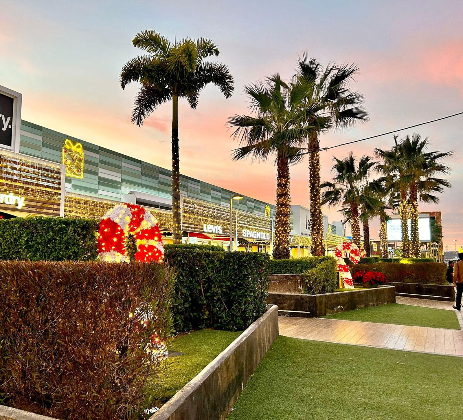 Recinto Luz Shopping con decoración navideña