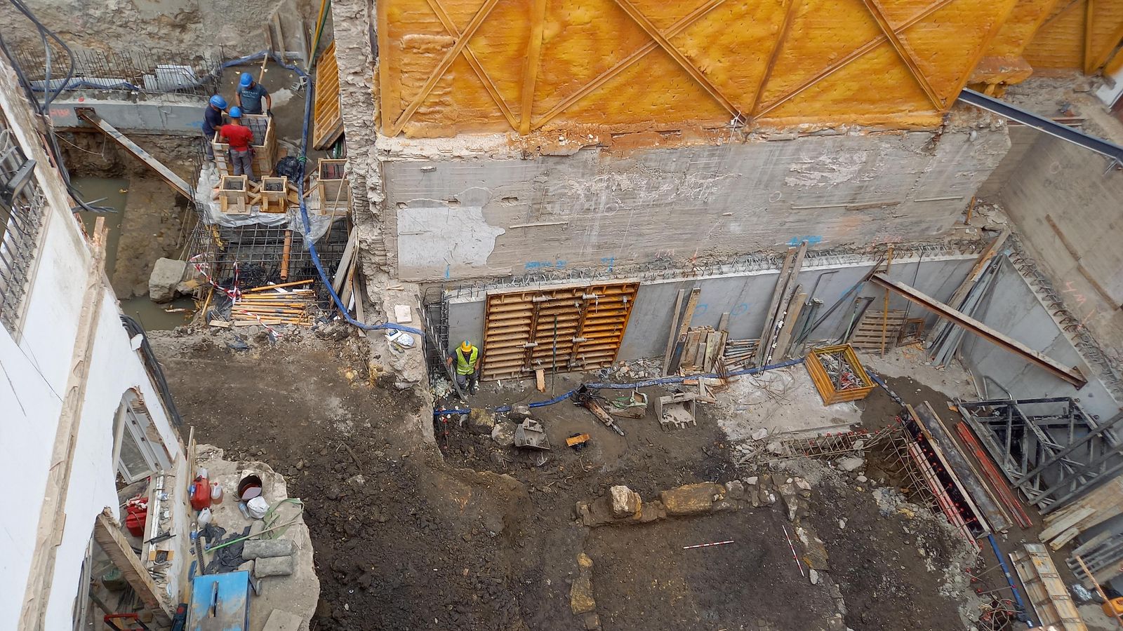 Vista general desde el lado sur del solar. En el centro, se sitúa el patio del edificio del siglo V. La muralla está al fondo, a la izquierda