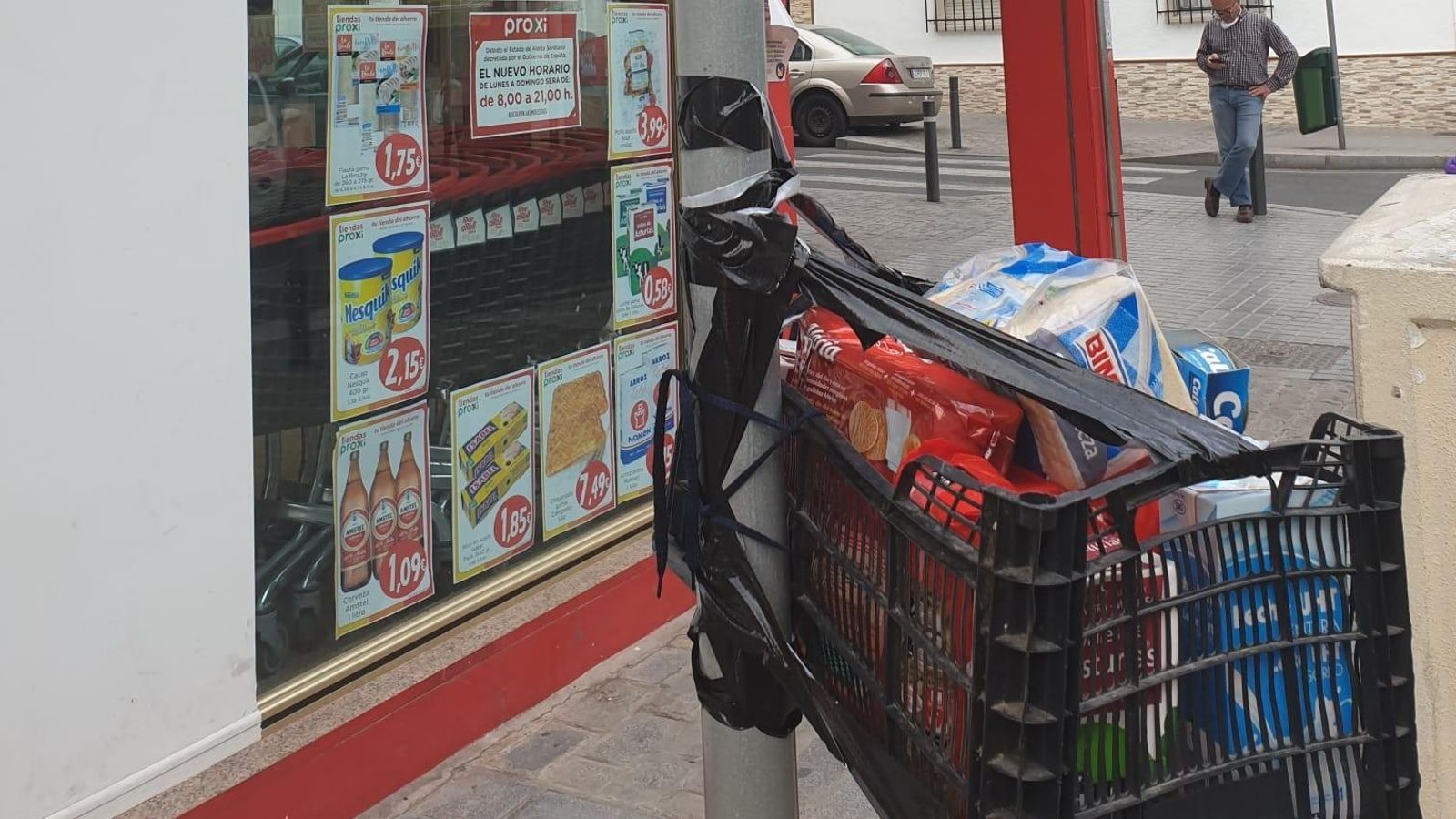 El supermercado Proxi instaló su propia cesta solidaria.