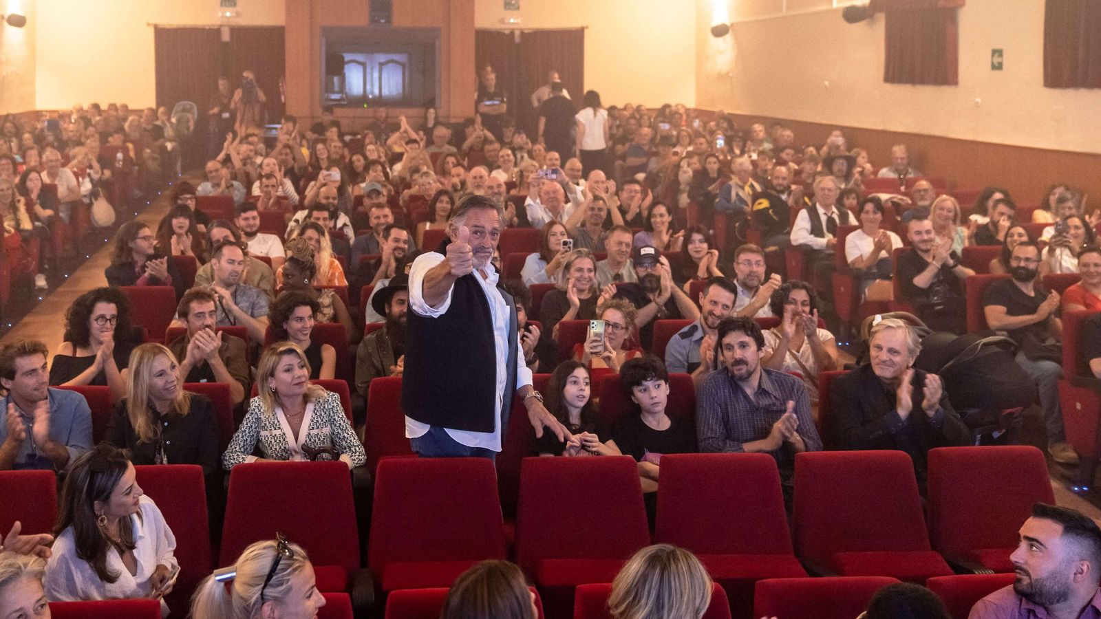 Fabio Testi recibe el cariño del público en Tabernas.
