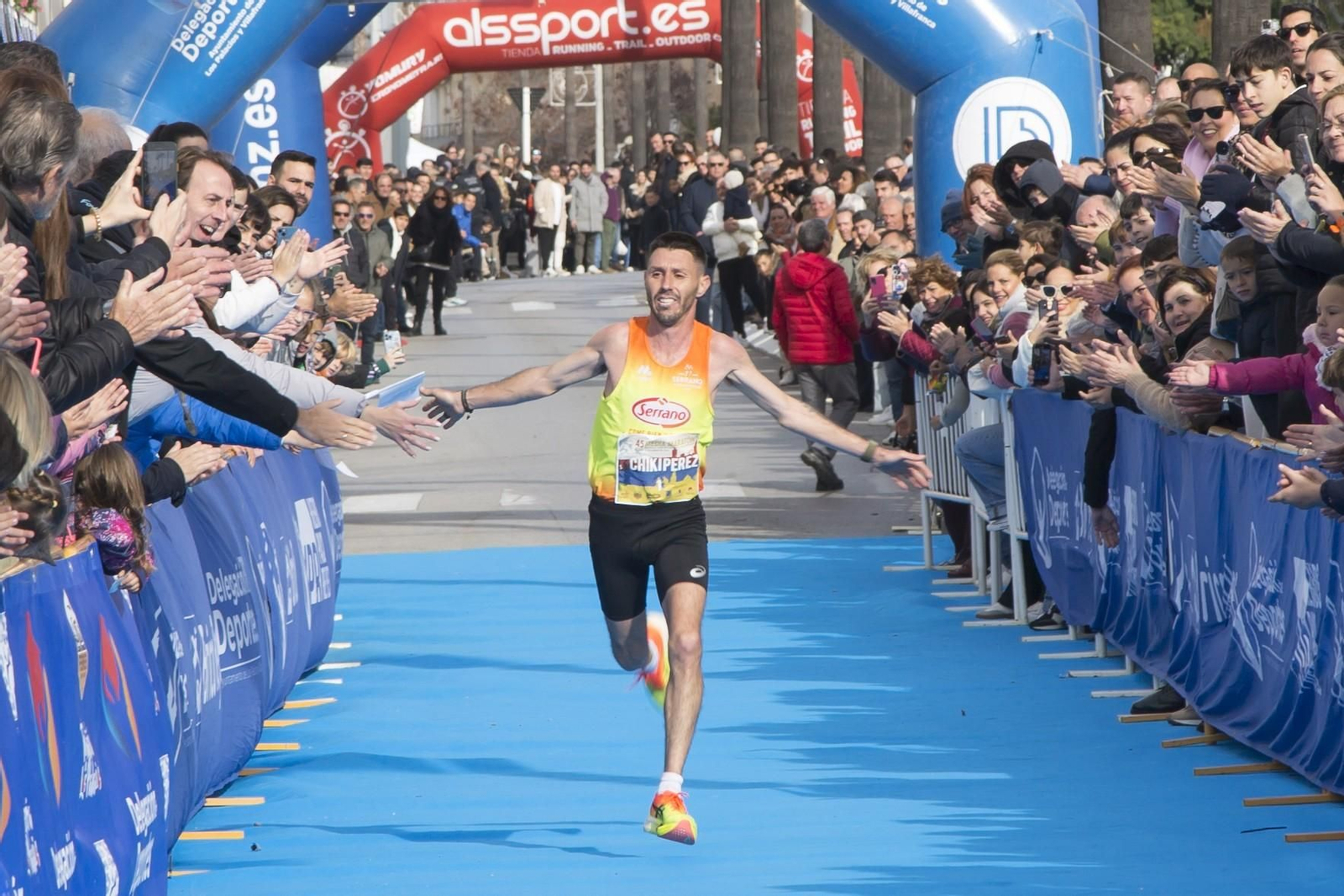 Chiki Pérez entra en la meta como ganador en la pasada edición de la Media.