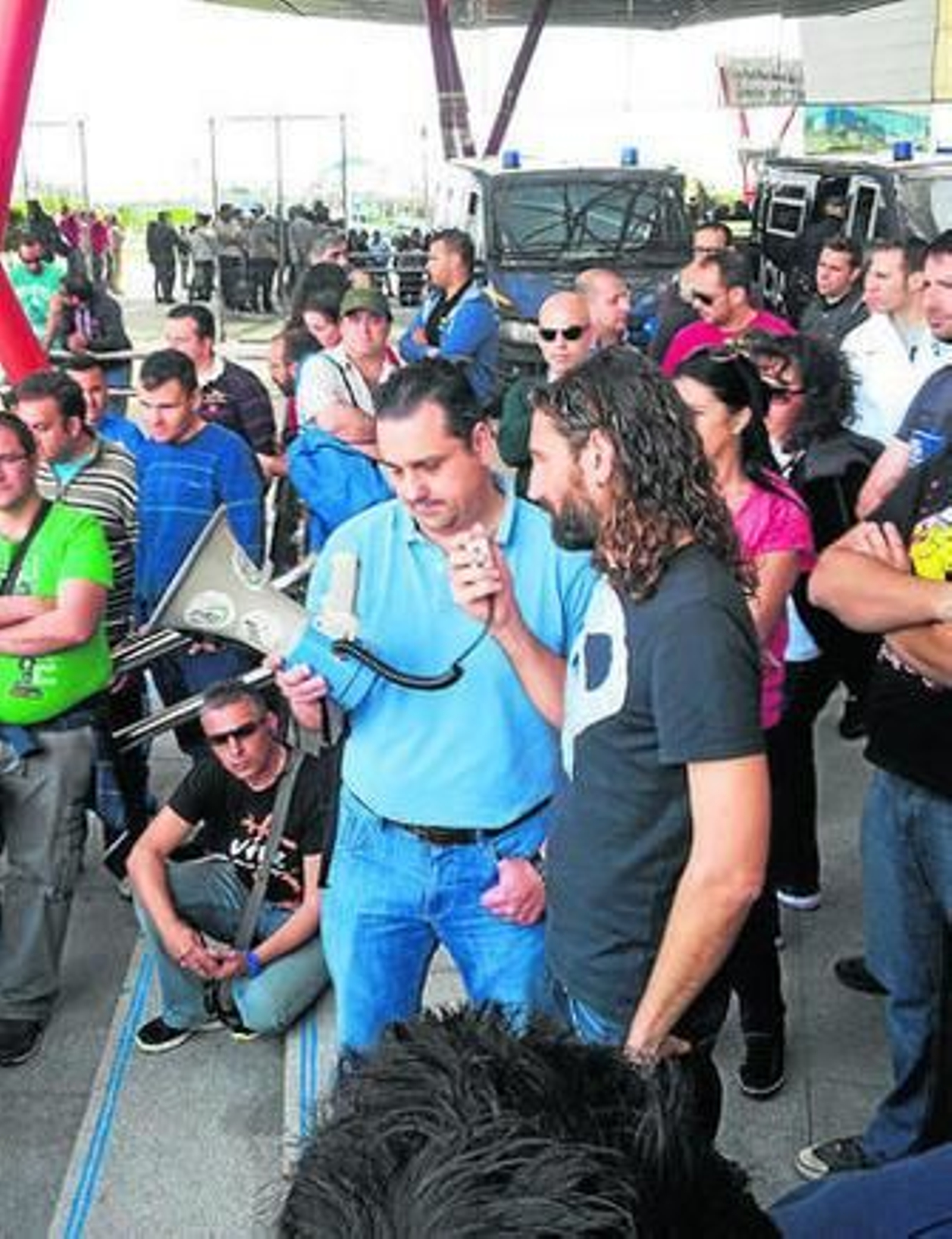 Empleados de Isofotón, ayer, en el Palacio de Ferias.
