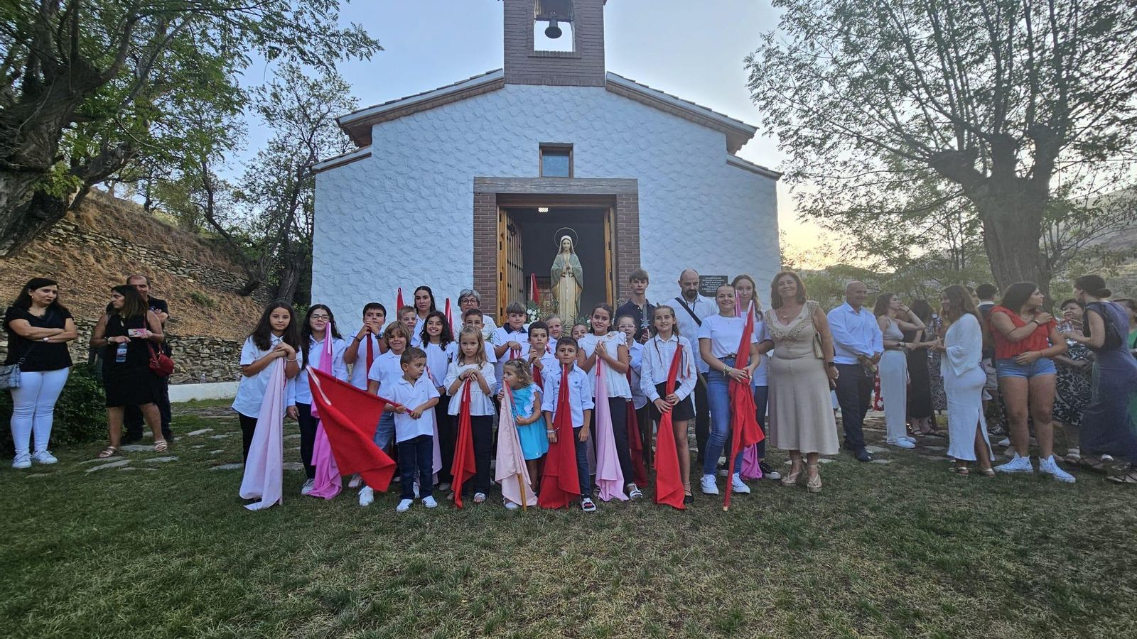 El grupo abanderado junto a la 'maestra', Consuelo Medina, y la presidenta de la Hermandad, Encarnación María García