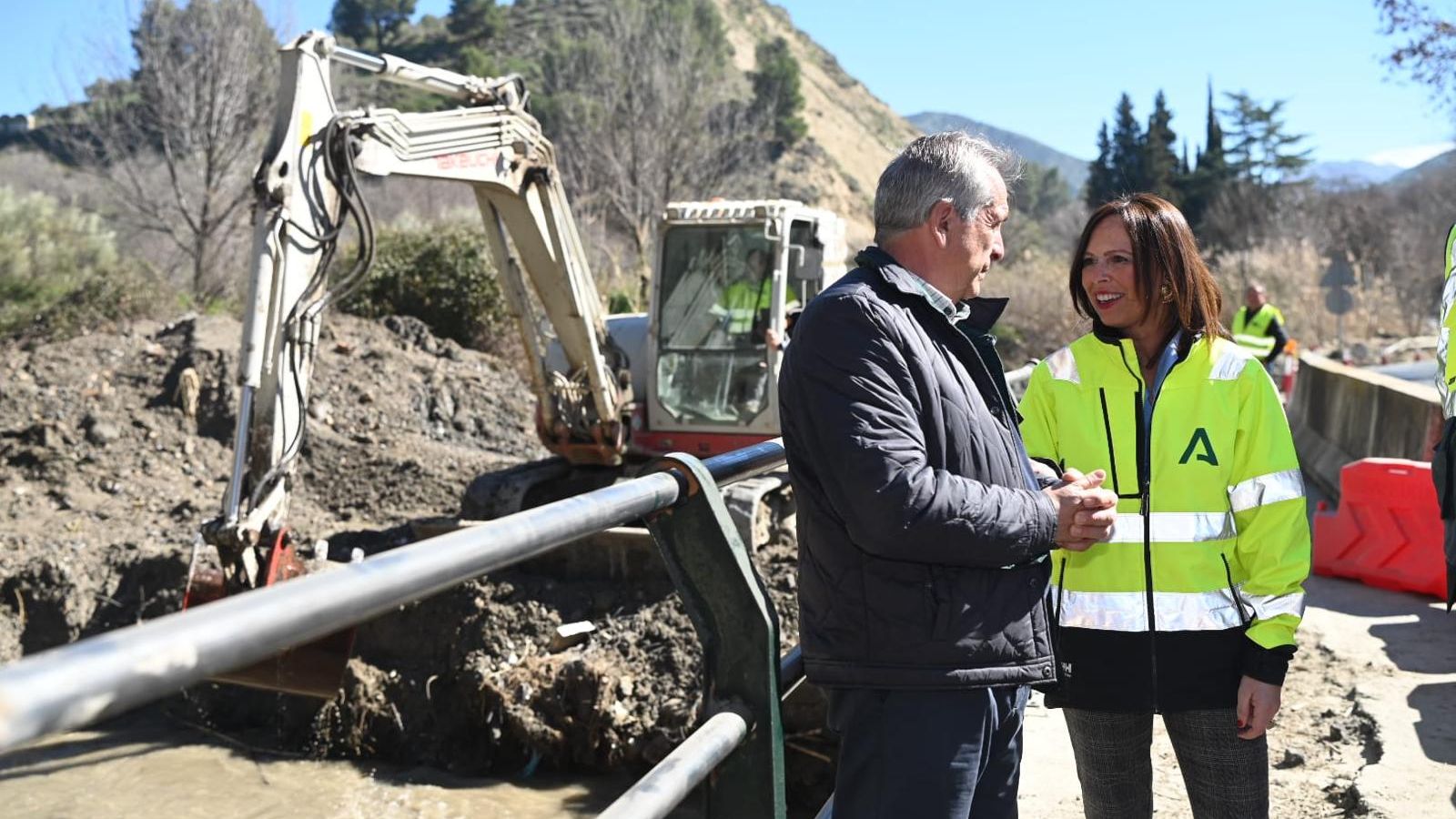Rocío Díaz visita los trabajos de emergencia que han permitido que se habilite un paso seguro de los vehículos ligeros por la A-4026