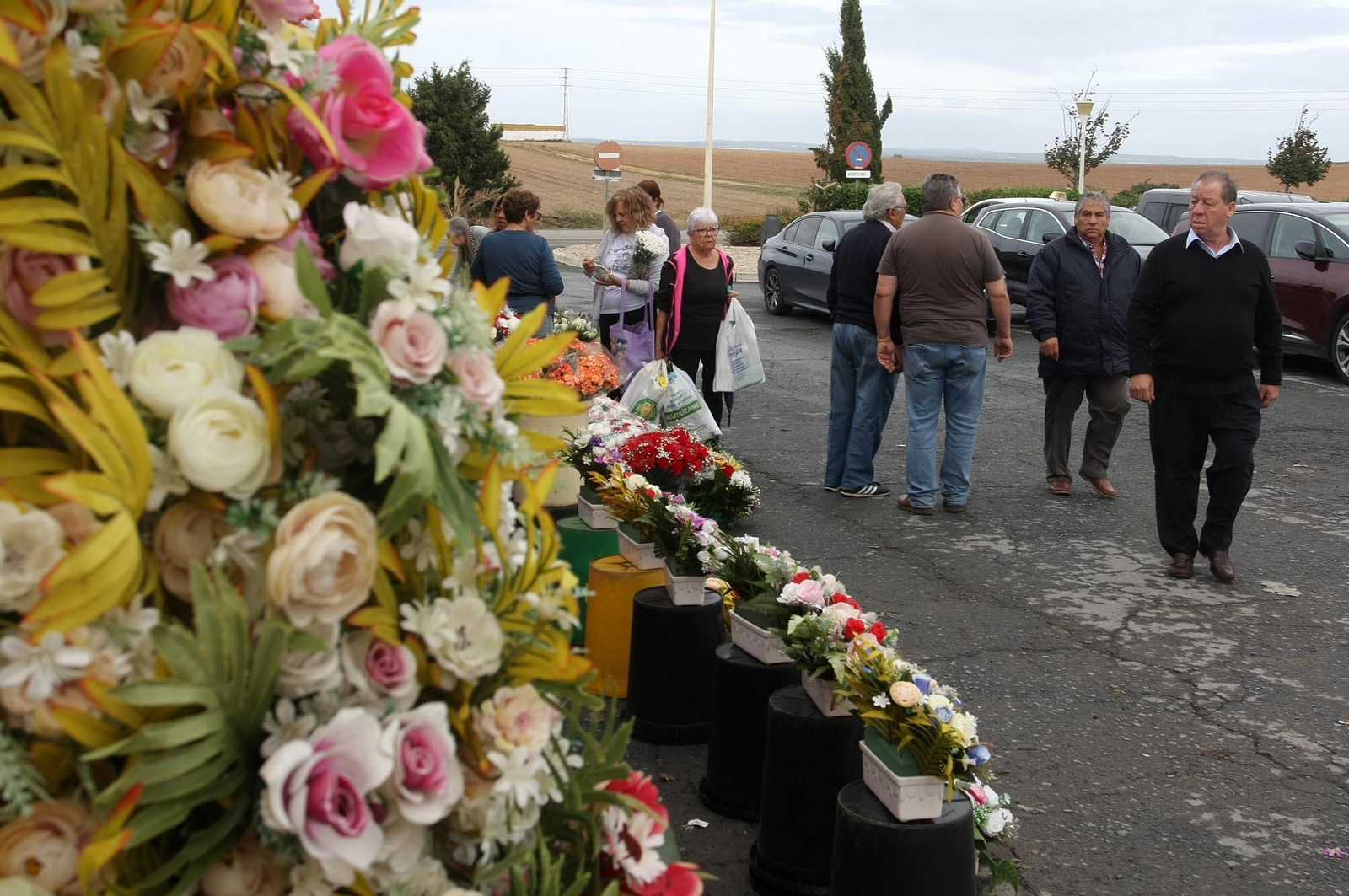 Imágenes del ambiente en el cementerio La Soledad, Huelva