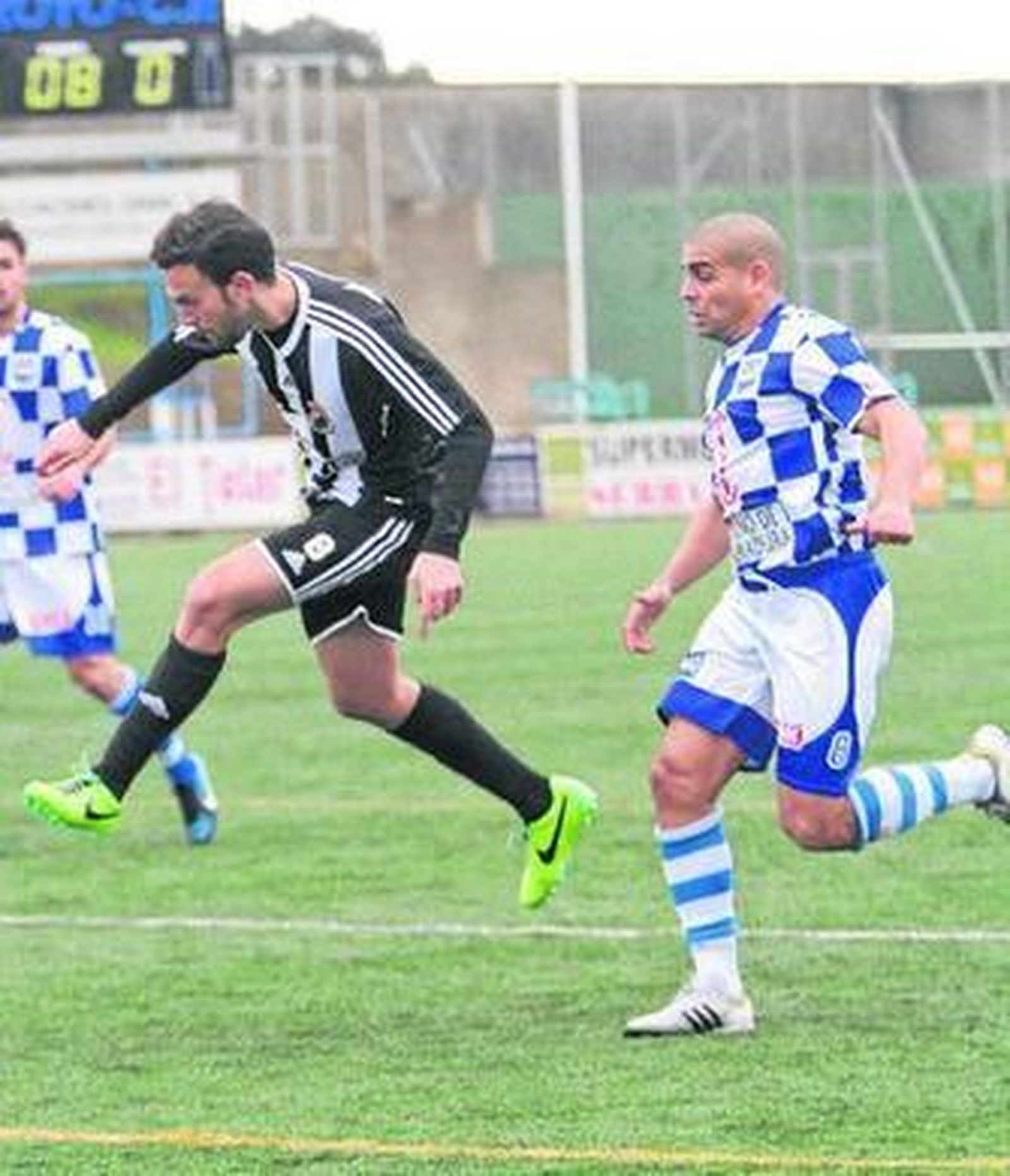 Bezares persigue al balono Sergio Ortiz en su último partido con el Arroyo.