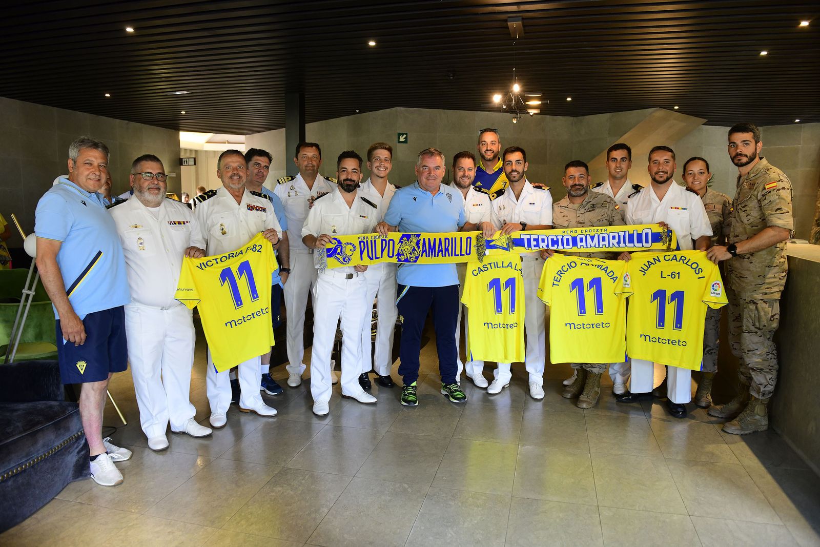 Miembros de la Armada y el Cádiz en el hotel del equipo amarillo.