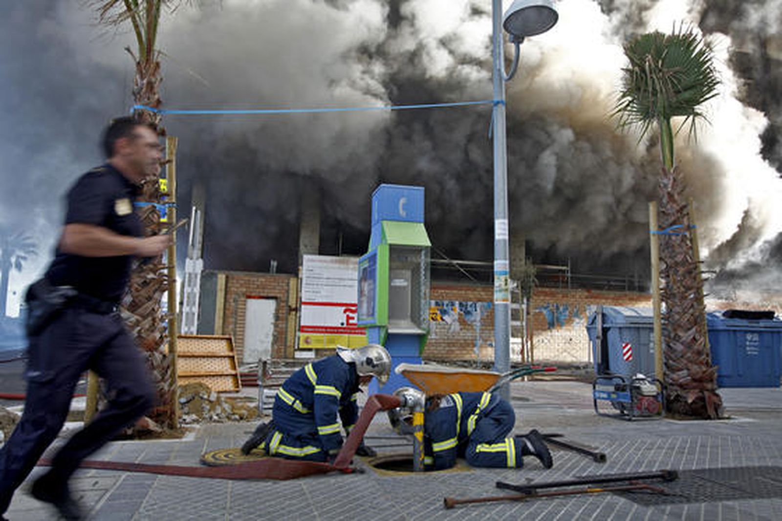 Espectacular incendio en un edificio de la calle Brasil. /Jesús Marín