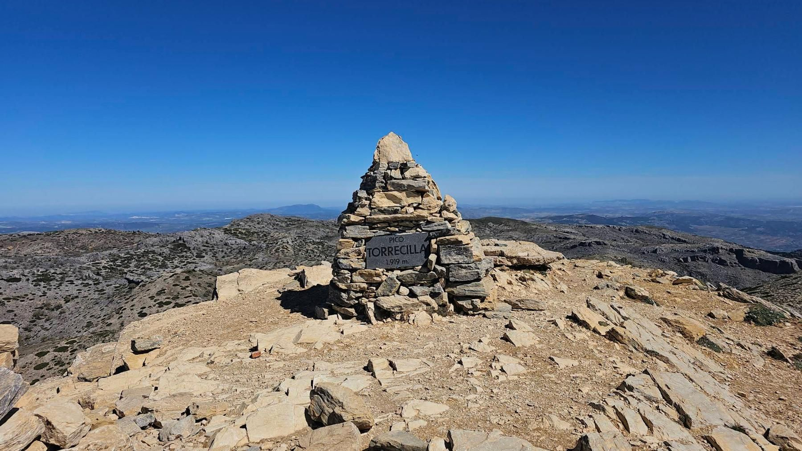 La señal que marca la ascensión al Pico Torrecilla en la Sierra de las Nieves.