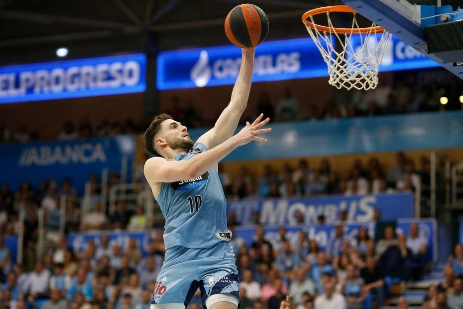 Sergi García trata de hacer una bandeja en un partido con el Covirán Granada.