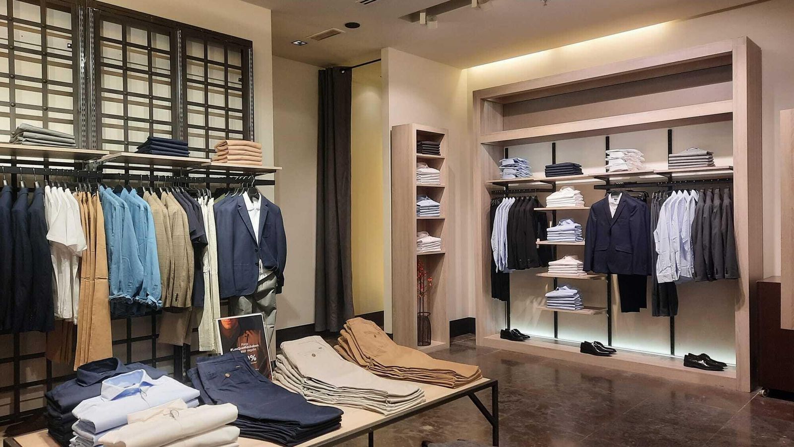 Se encuentra situada en el C.C. Las Dunas.