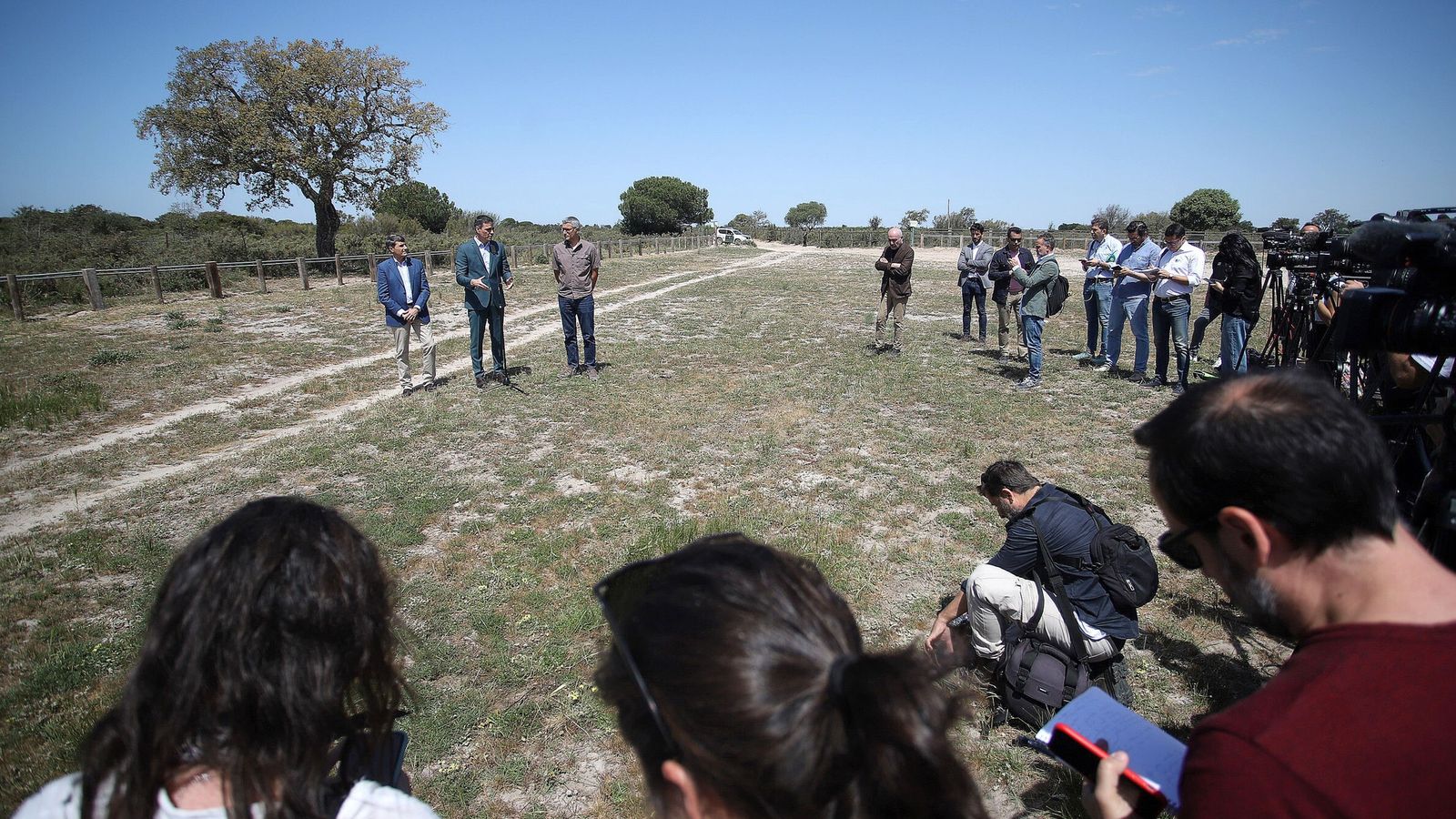 Pedro Sánchez, ante diversos medios de comunicación en Doñana.