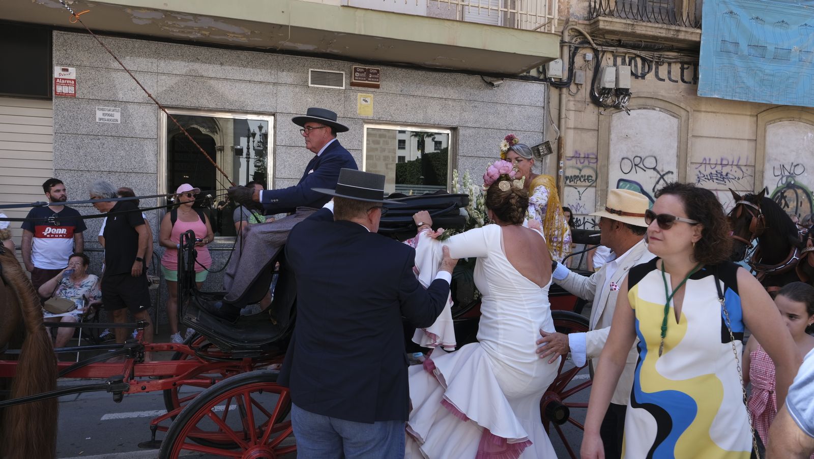 Imágenes de la ofrenda floral a la Virgen del Mar. Feria de Almería 2022