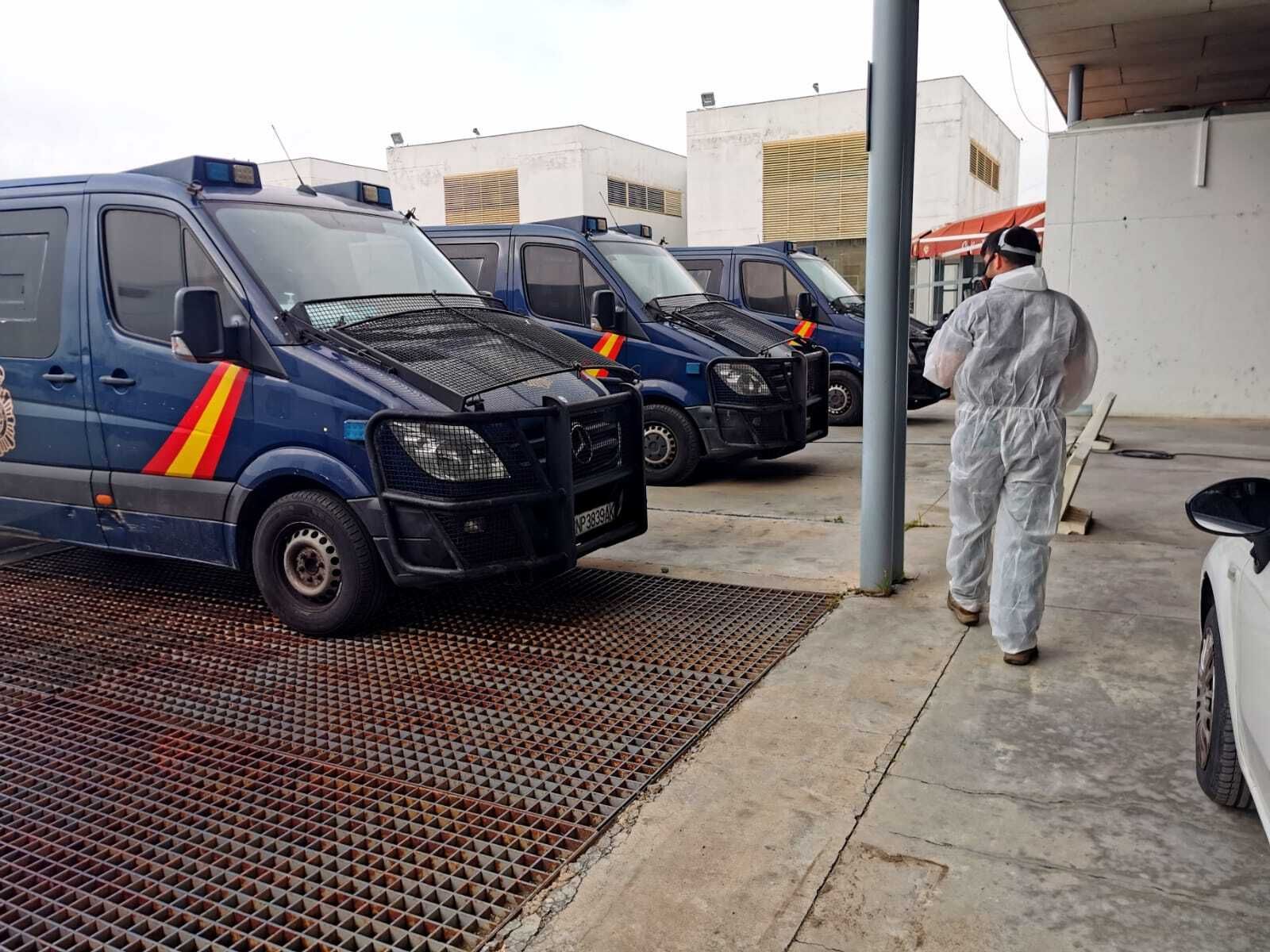 Un operario de Sidesur se dispone a desinfectar los furgones de la Policía Nacional.