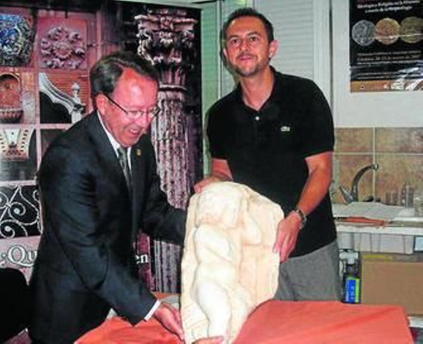 Bergillos y Lara, ayer, con la escultura.