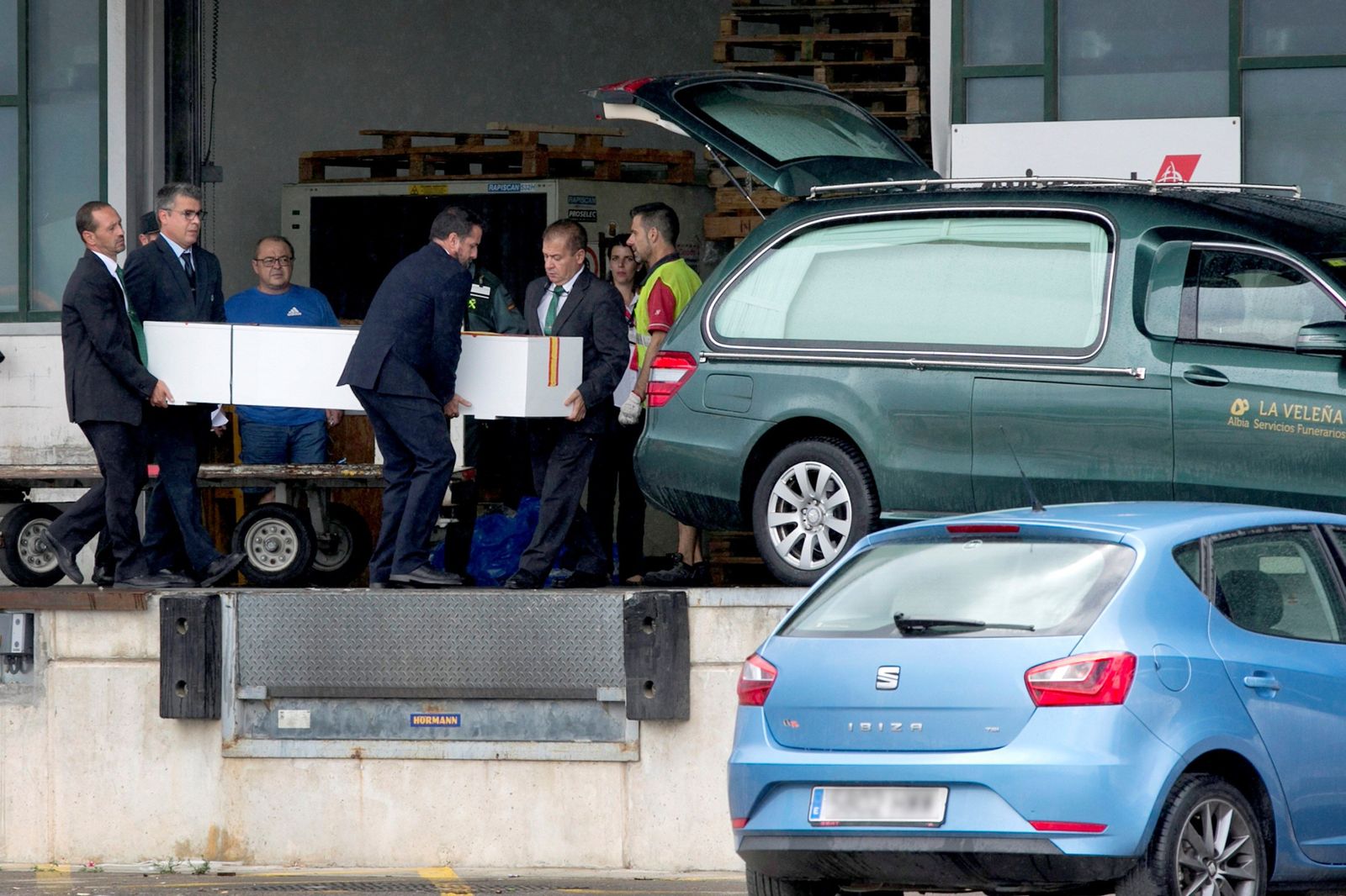 Llegada de los cuerpos, esta mañana, al aeropuerto de Málaga.