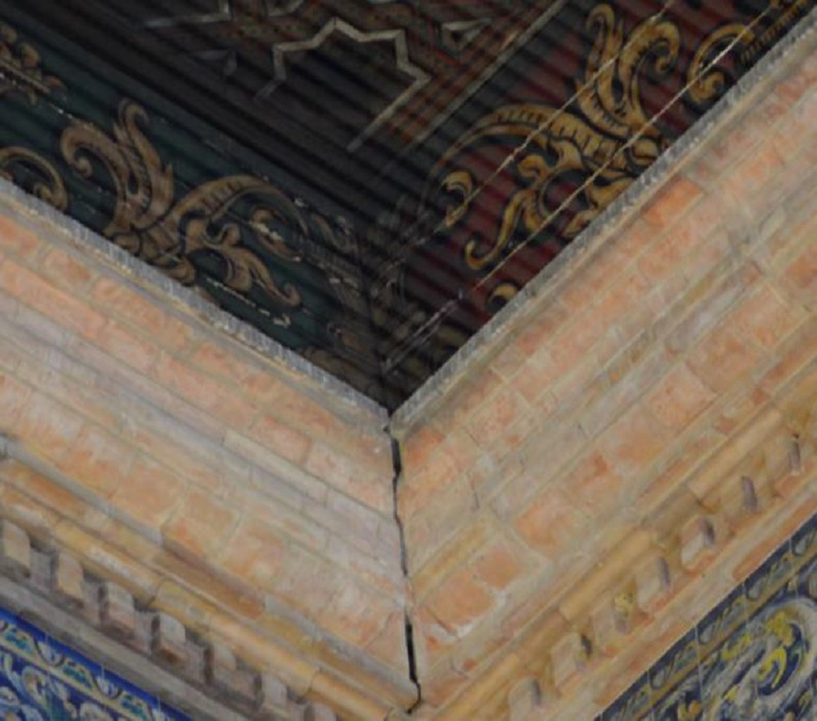 Patologías en las fábricas debido a la falta de atirantamiento que provoca el desplome de los muros.