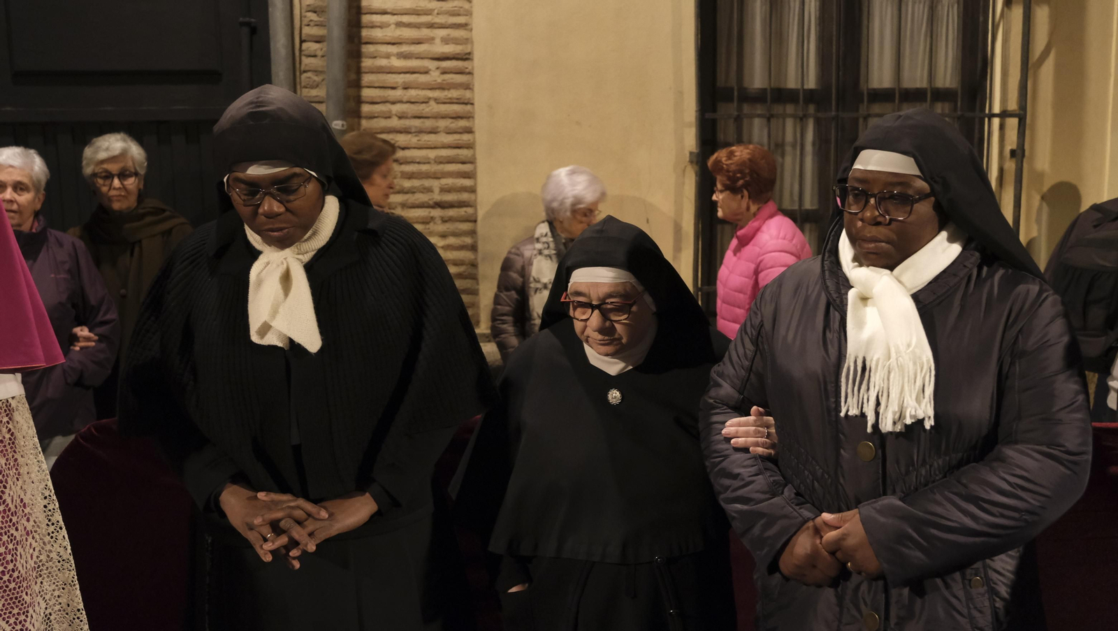 Procesión del Vía Crucis-Cristo de la Escucha en Almería, en imágenes