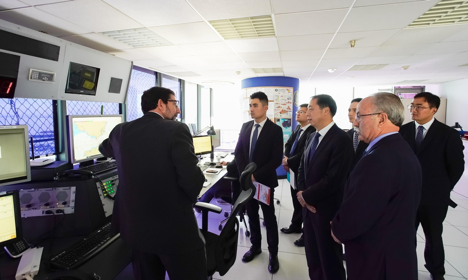 La delegación china del puerto de Ningbo, en la torre de control de Algeciras.