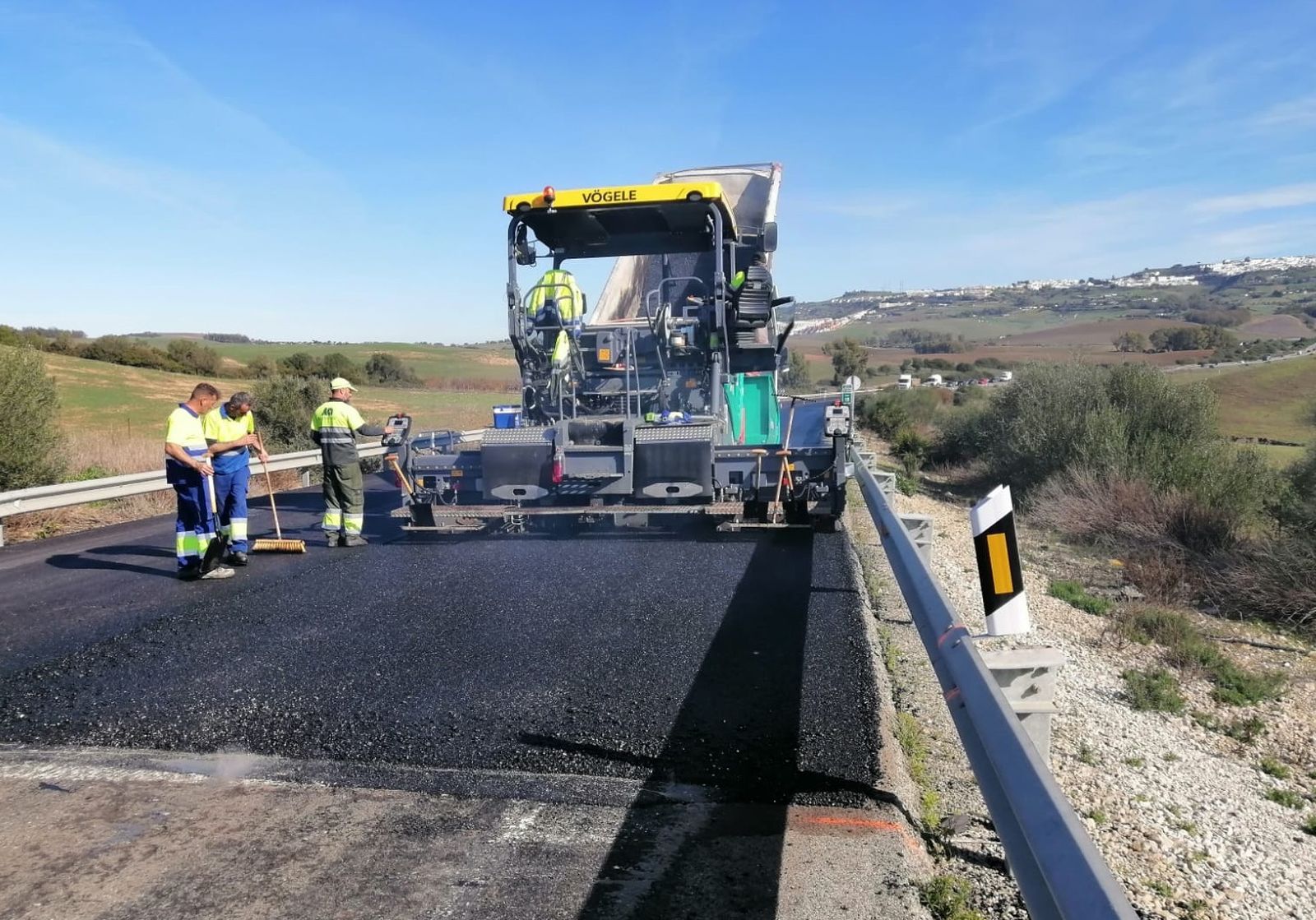 Obras de reparación de firme de una carretera.