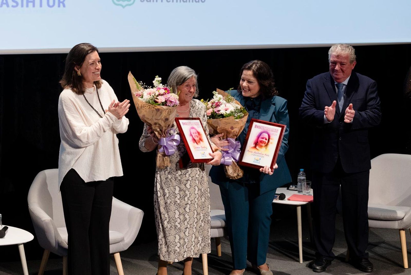 La alcaldesa y el presidente de Asihtur, entregando el reconocimiento a las homenajeadas.